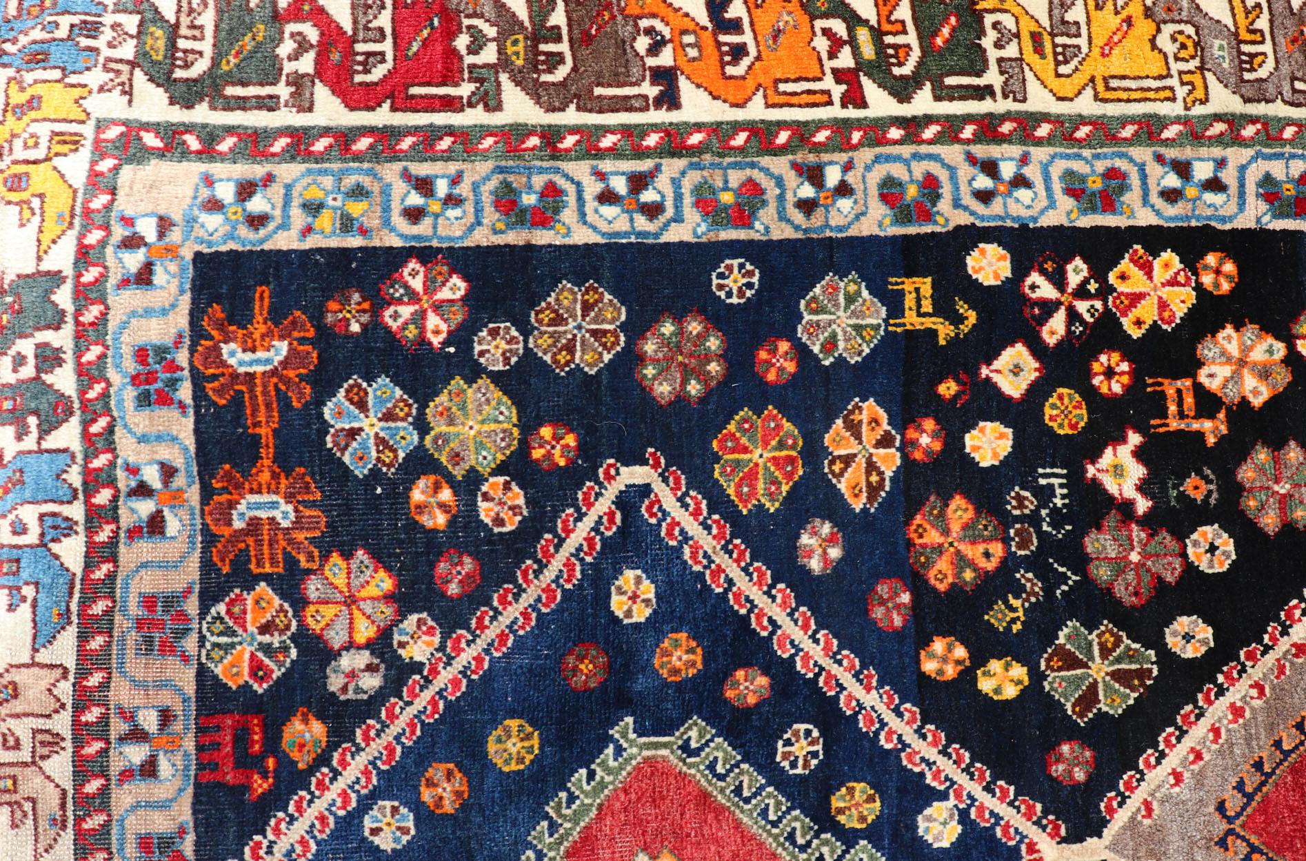 Shiraz persan vintage avec motif de médaillon sur fond foncé 3