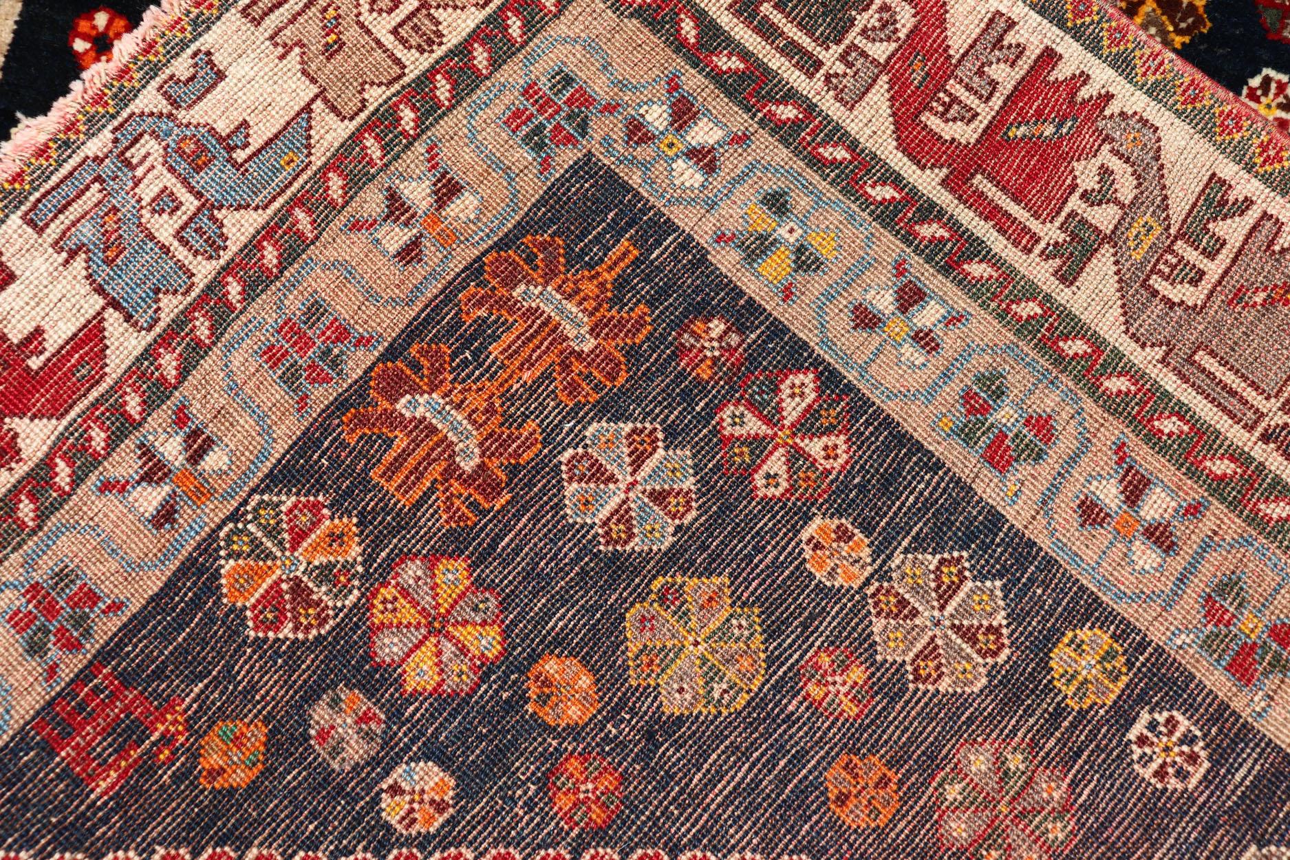 Shiraz persan vintage avec motif de médaillon sur fond foncé 7