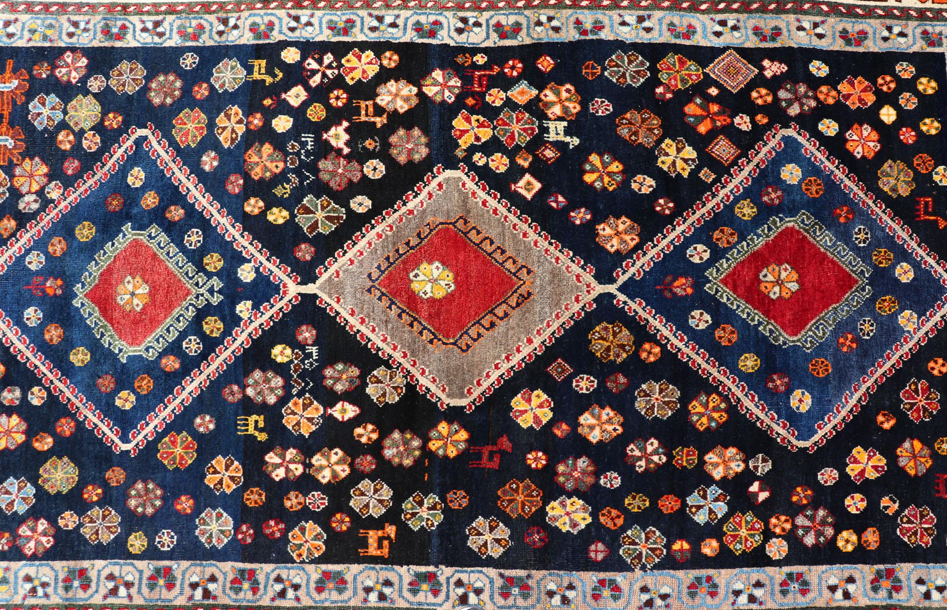 20ième siècle Shiraz persan vintage avec motif de médaillon sur fond foncé