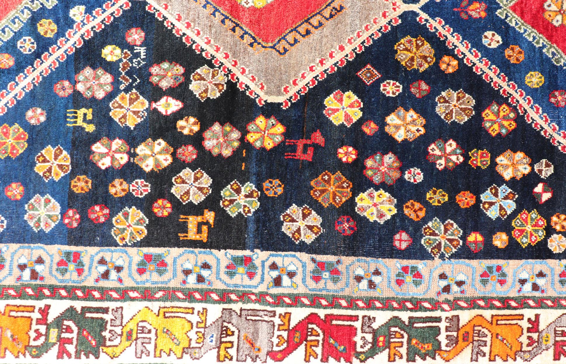 Shiraz persan vintage avec motif de médaillon sur fond foncé 1