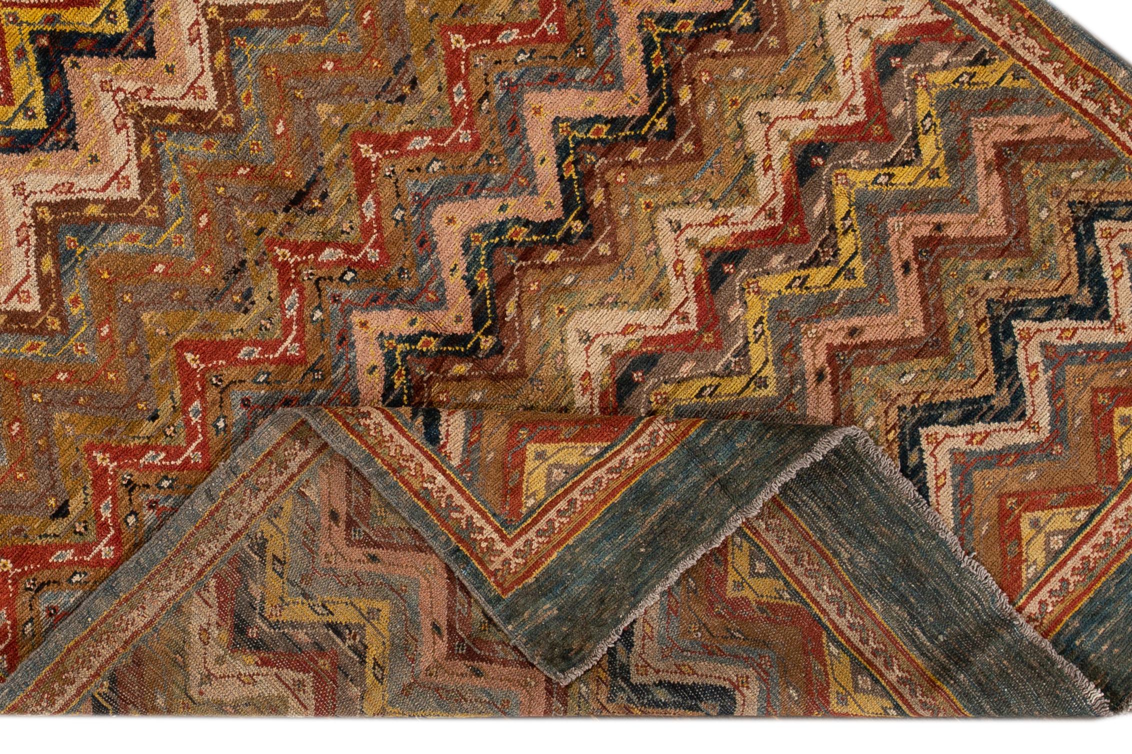 Magnifique tapis persan vintage en laine, avec un fond beige et des accents multicolores dans un motif géométrique général.

Ce tapis mesure 5'8