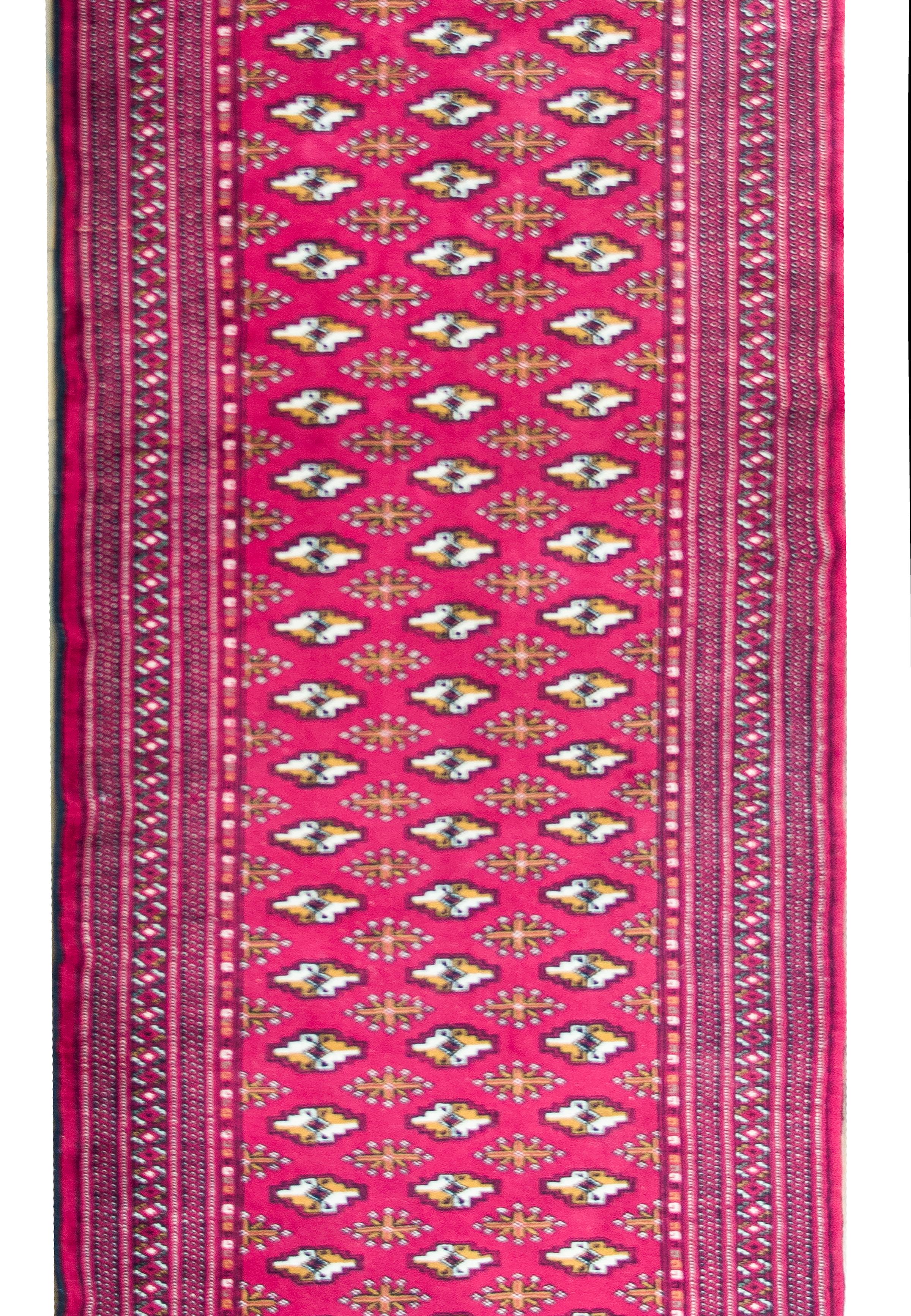 Ein wunderschöner persischer Turkan-Teppich im Vintage-Stil mit einem orangefarbenen und weißen Rautenmuster, gemischt mit stilisierten Blumen, vor einem dunkelkarminroten Hintergrund und umgeben von einer komplexen Bordüre aus mehreren kleinen