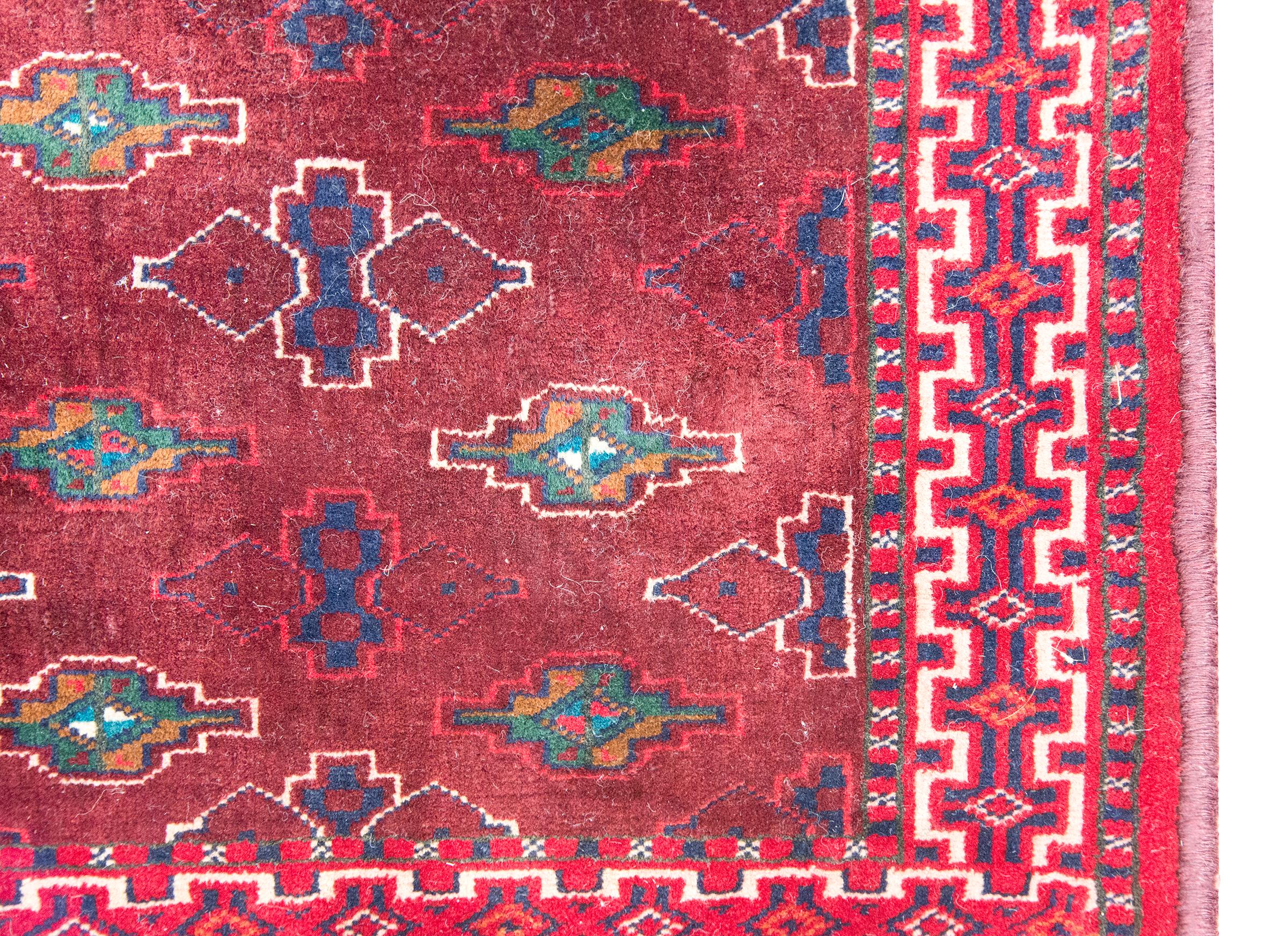 Noué à la main Tapis persan vintage du Turkmen en vente