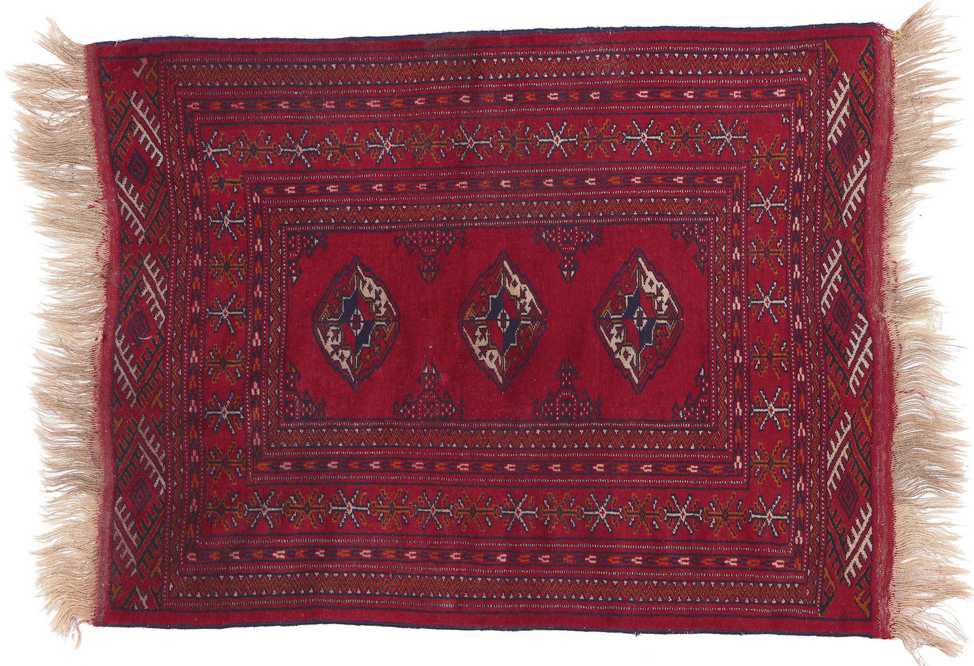 Tappeto persiano vintage Turkoman, il nomade scuro e lunatico incontra l'incanto tribale in vendita 2