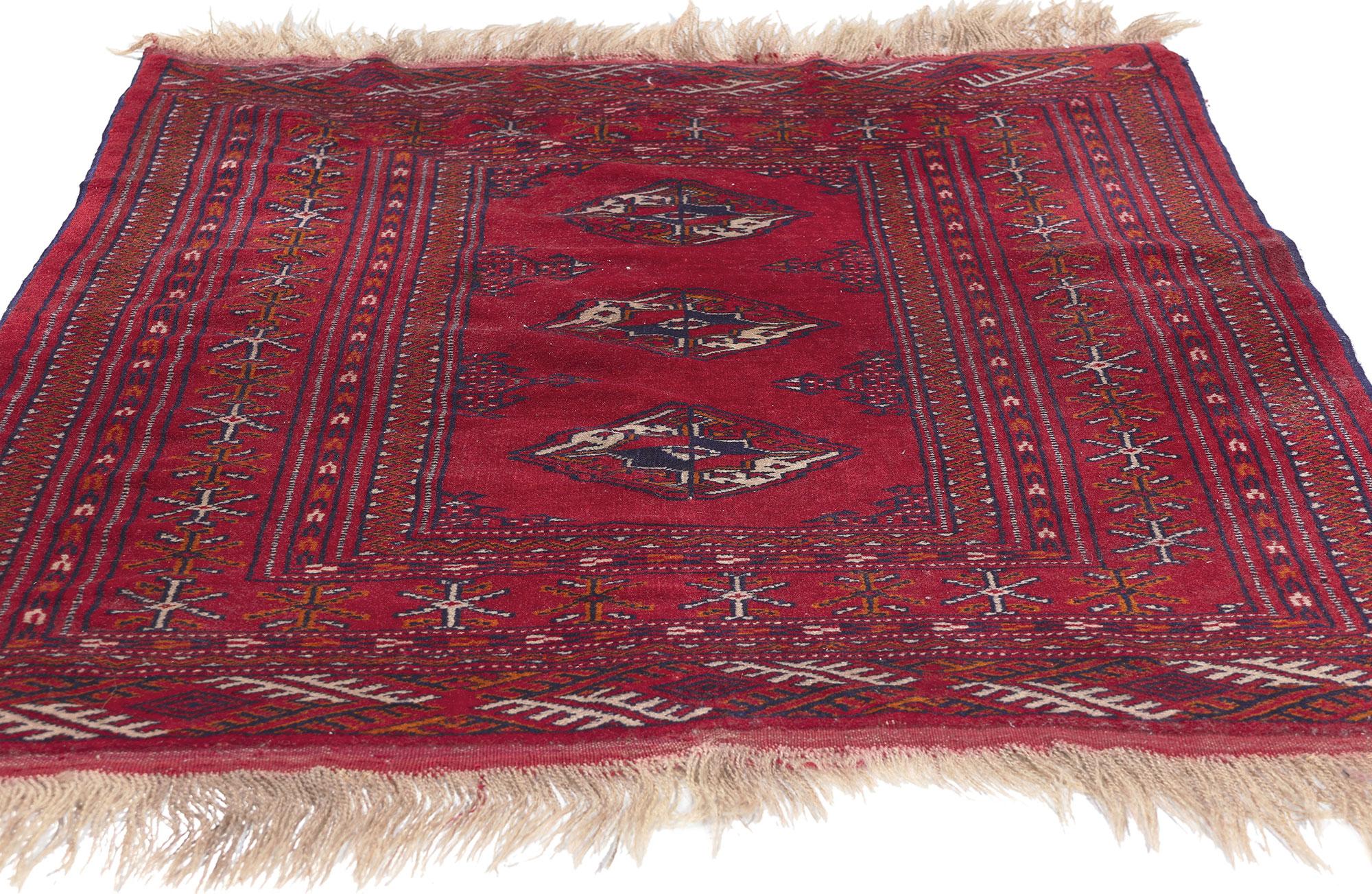 Tribale Tappeto persiano vintage Turkoman, il nomade scuro e lunatico incontra l'incanto tribale in vendita