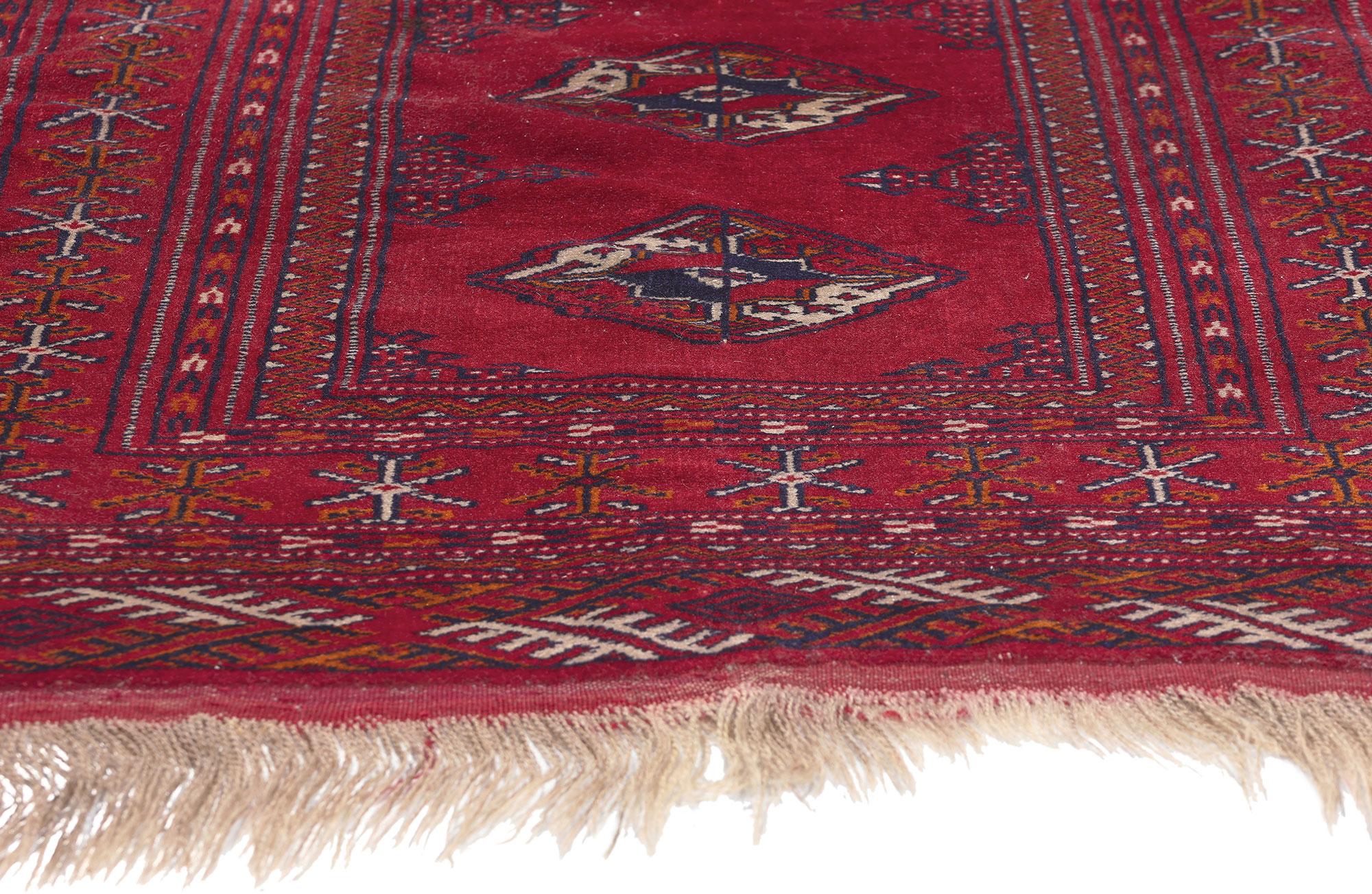 Persiano Tappeto persiano vintage Turkoman, il nomade scuro e lunatico incontra l'incanto tribale in vendita