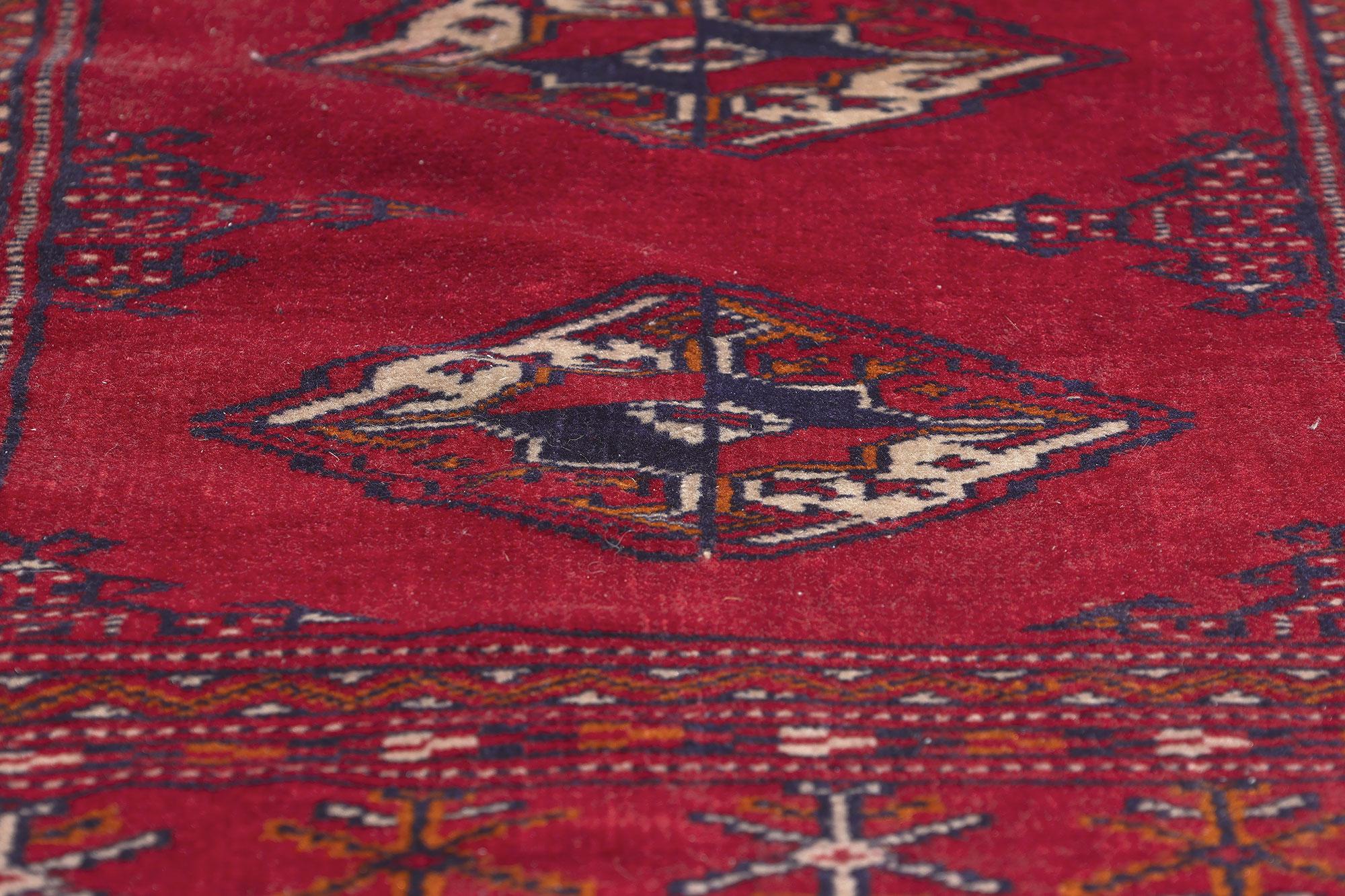 Annodato a mano Tappeto persiano vintage Turkoman, il nomade scuro e lunatico incontra l'incanto tribale in vendita