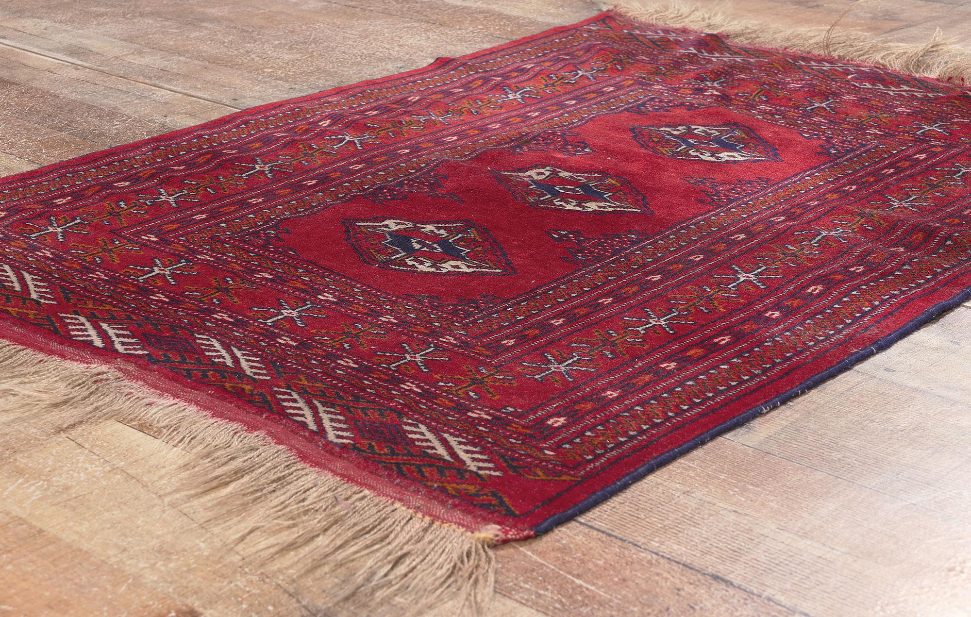 XX secolo Tappeto persiano vintage Turkoman, il nomade scuro e lunatico incontra l'incanto tribale in vendita