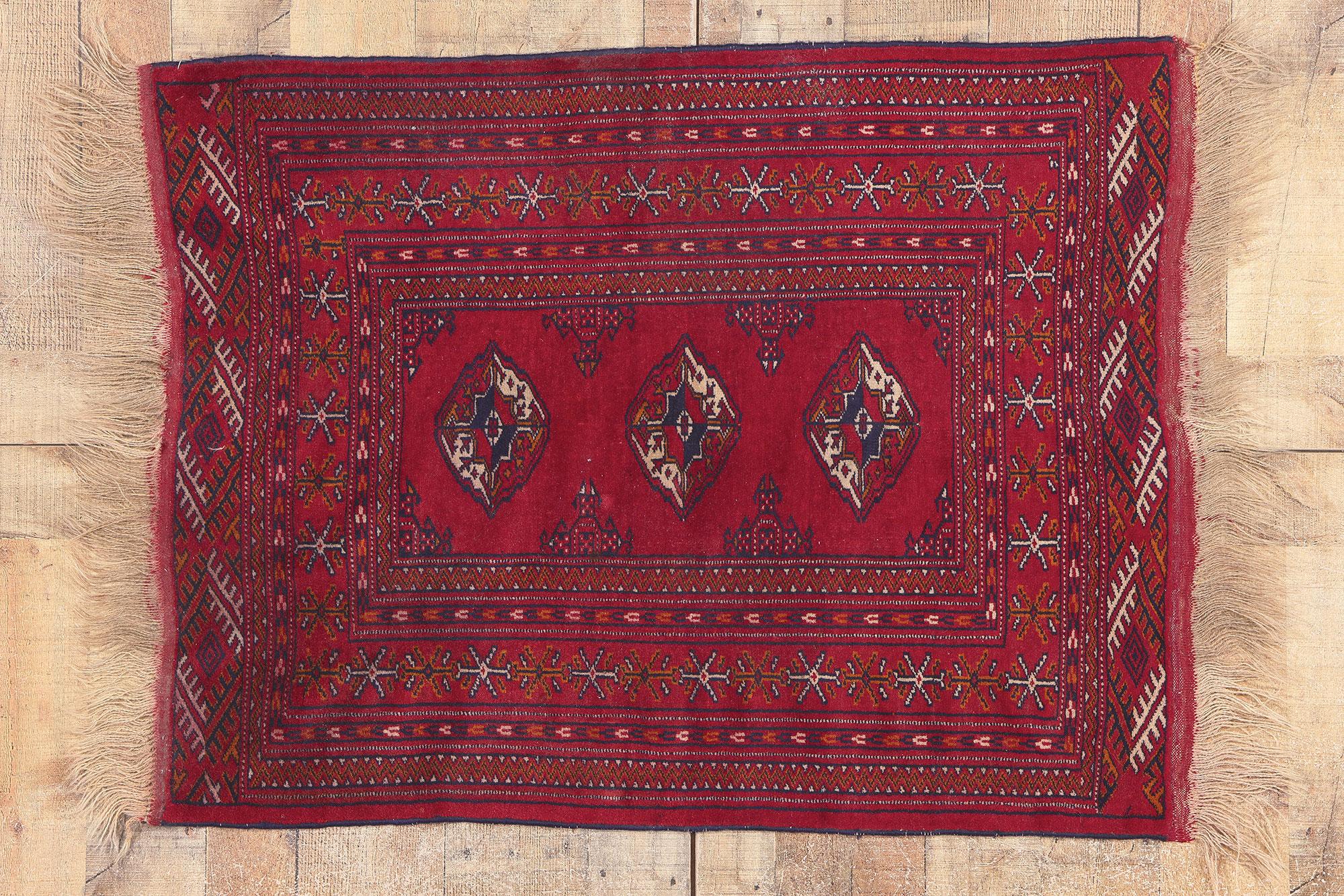 Tappeto persiano vintage Turkoman, il nomade scuro e lunatico incontra l'incanto tribale in vendita 1