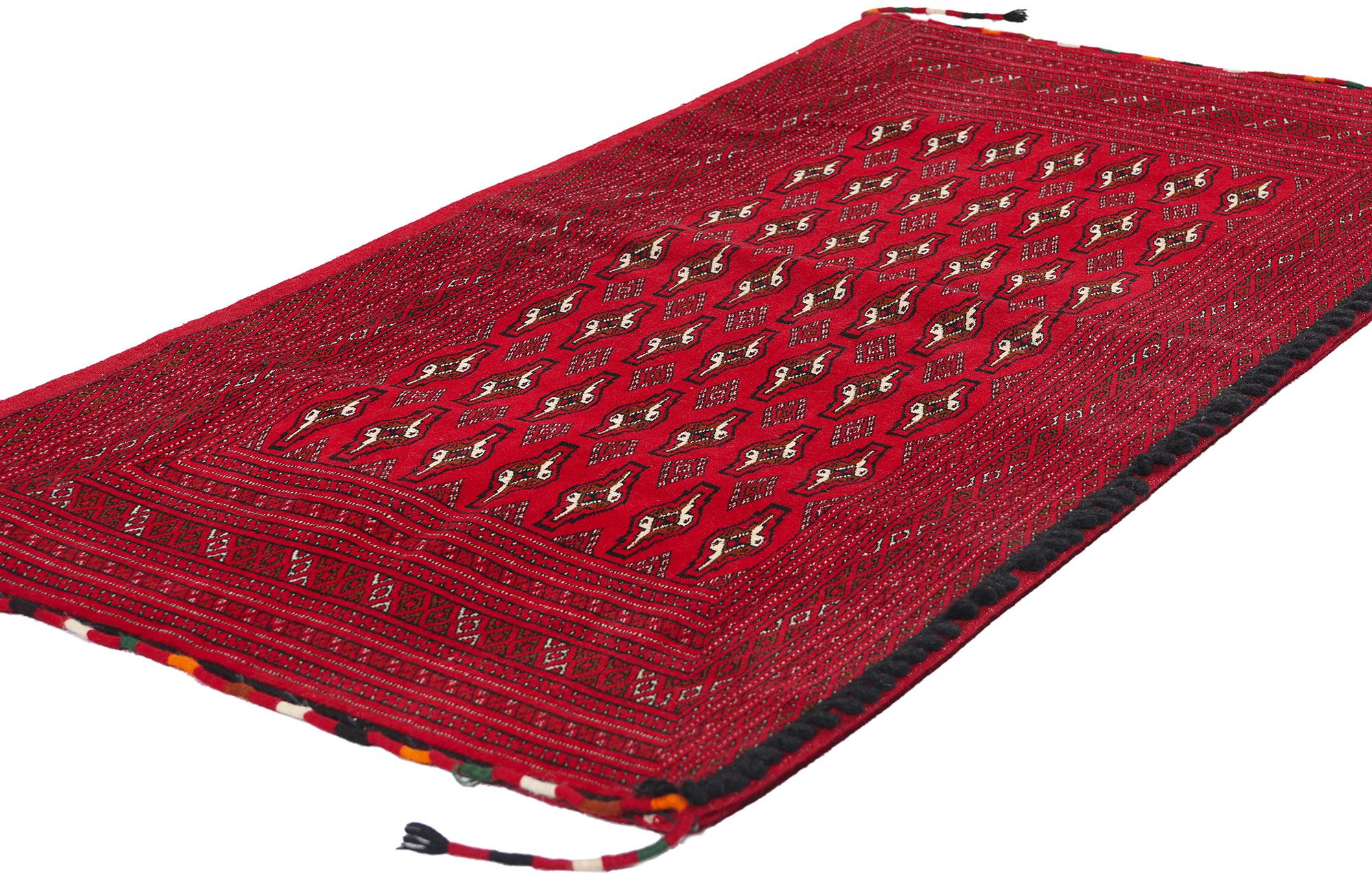 78906 Vintage Persian Turkoman Rug, 02'04 x 04'07. Dieser bezaubernde, handgeknüpfte Teppich aus alter persischer Turkoman-Wolle ist ein Beispiel für das reiche kulturelle Erbe und die meisterhafte Handwerkskunst des Tekke-Stammes. Sein üppiges,