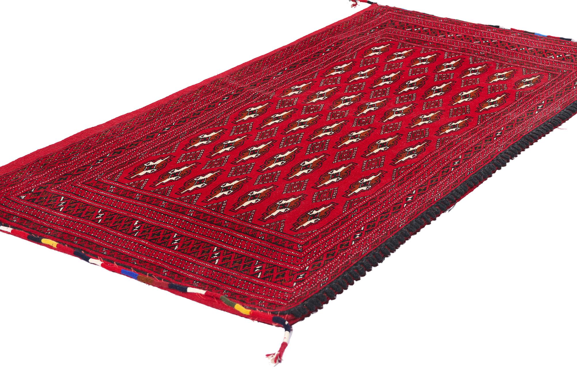 78908 Vintage Persian Turkoman Rug, 02'04 x 04'06. Dieser bezaubernde handgeknüpfte Wollteppich aus alter persischer Turkoman-Wolle zeigt das reiche kulturelle Erbe und die meisterhafte Handwerkskunst des Tekke-Stammes. Das üppige karmesinrote Feld