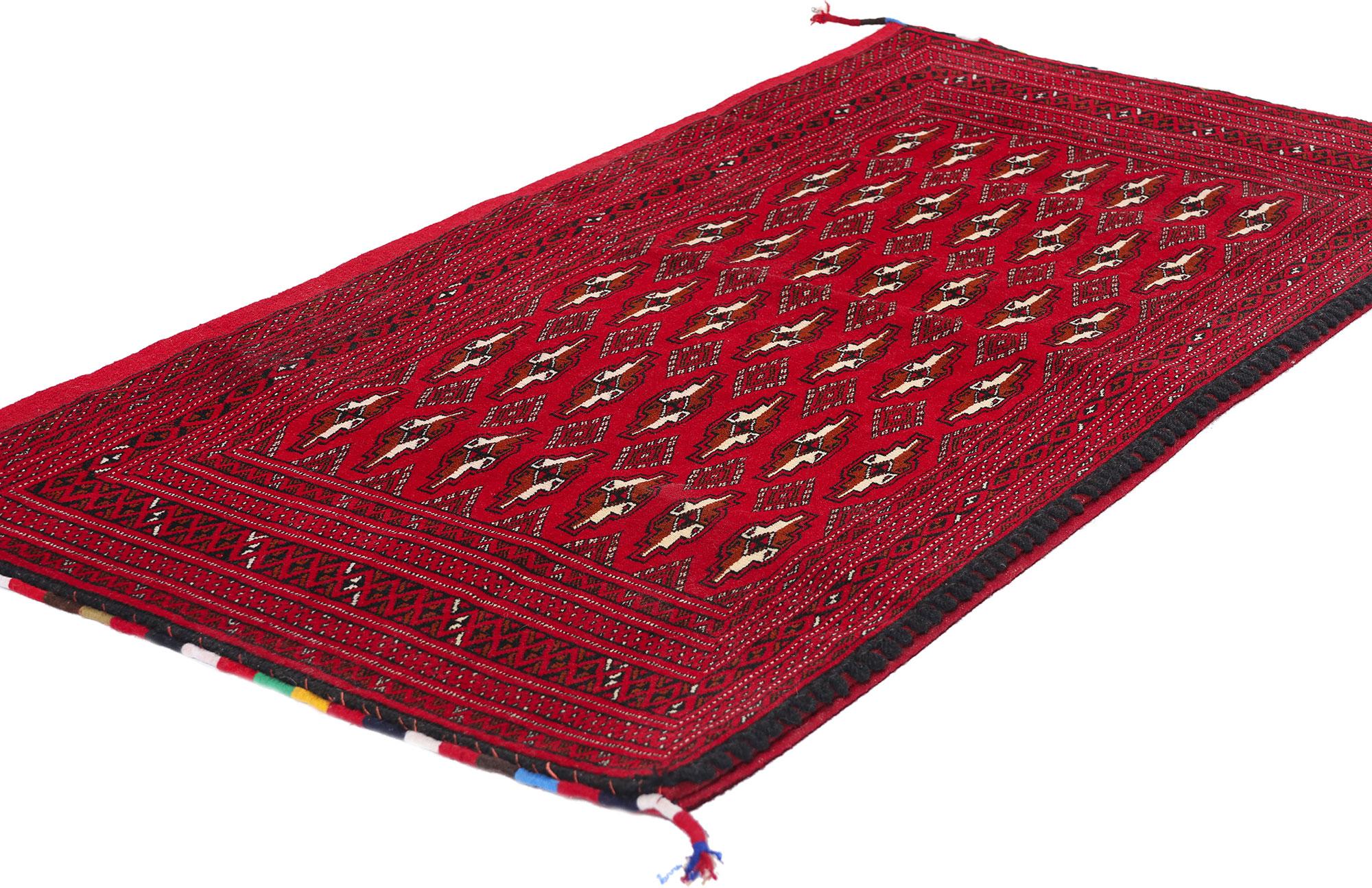 78909 Vintage Persian Turkoman Rug, 02'04 x 04'06. Dieser faszinierende Teppich aus handgeknüpfter Wolle verkörpert das reiche kulturelle Erbe und die meisterhafte Handwerkskunst des Tekke-Stammes. Sein üppiges karminrotes Feld ist mit einer