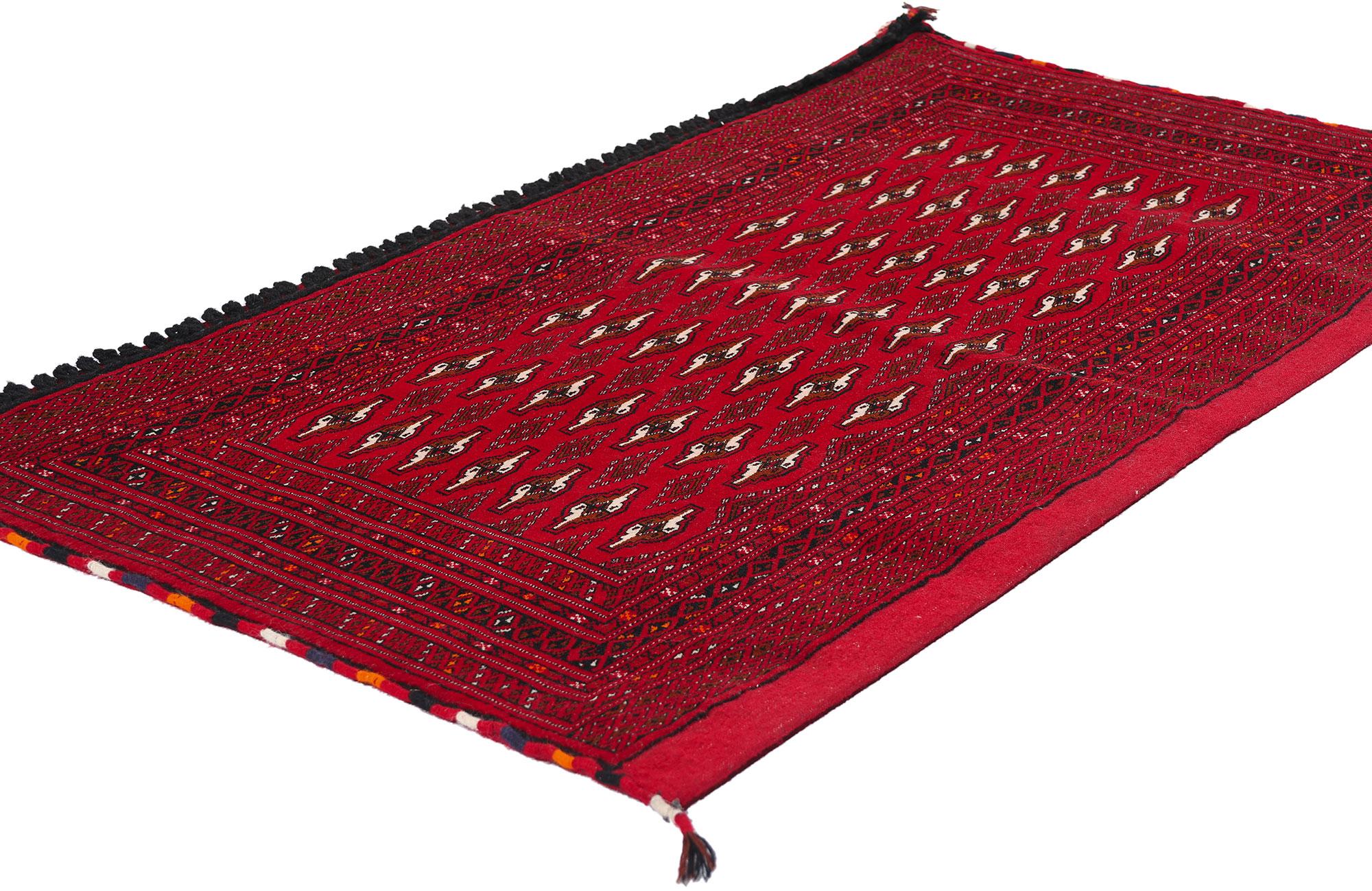 78910 Vintage Persian Turkoman Rug, 02'05 x 04'06. Dieser faszinierende Teppich aus handgeknüpfter Wolle ist ein Beispiel für das reiche kulturelle Erbe und die meisterhafte Handwerkskunst des Tekke-Stammes. Das üppige karminrote Feld des Teppichs