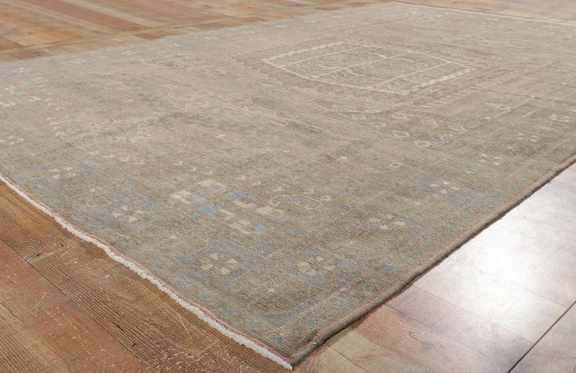 1960er Jahre Gedämpfter persischer Viss-Teppich mit traditionellem Stil (Wolle) im Angebot