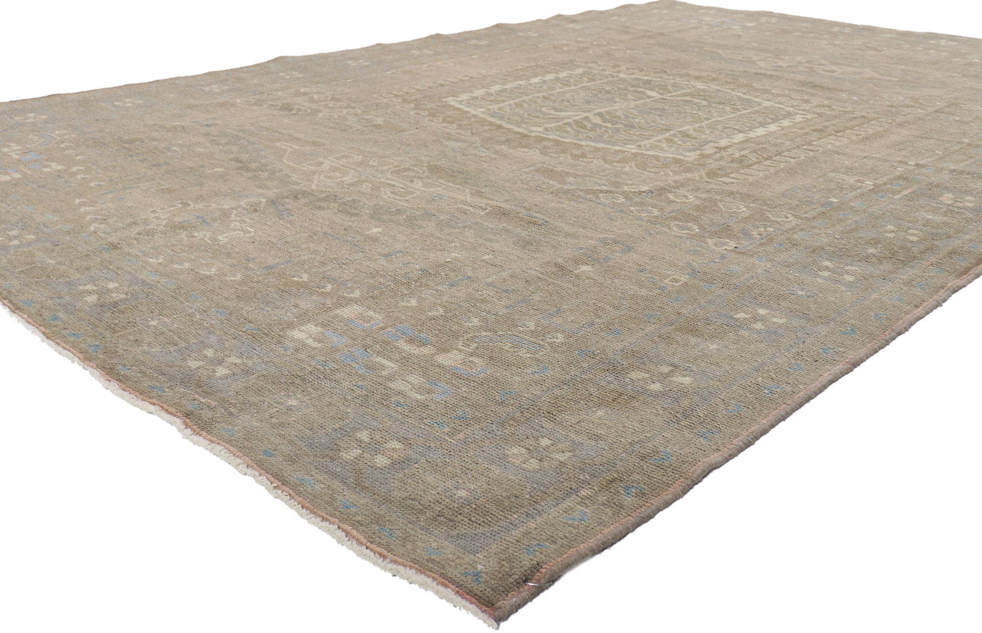 61189 Vintage Persian Viss Rug, 06'07 x 10'01. Dieser handgeknüpfte Viss-Teppich aus Wolle im Used-Look strahlt eine ruhige Eleganz aus, bei der alte Stammeskunst auf zeitlose Schönheit trifft. Das Herzstück ist ein bezauberndes sechseckiges
