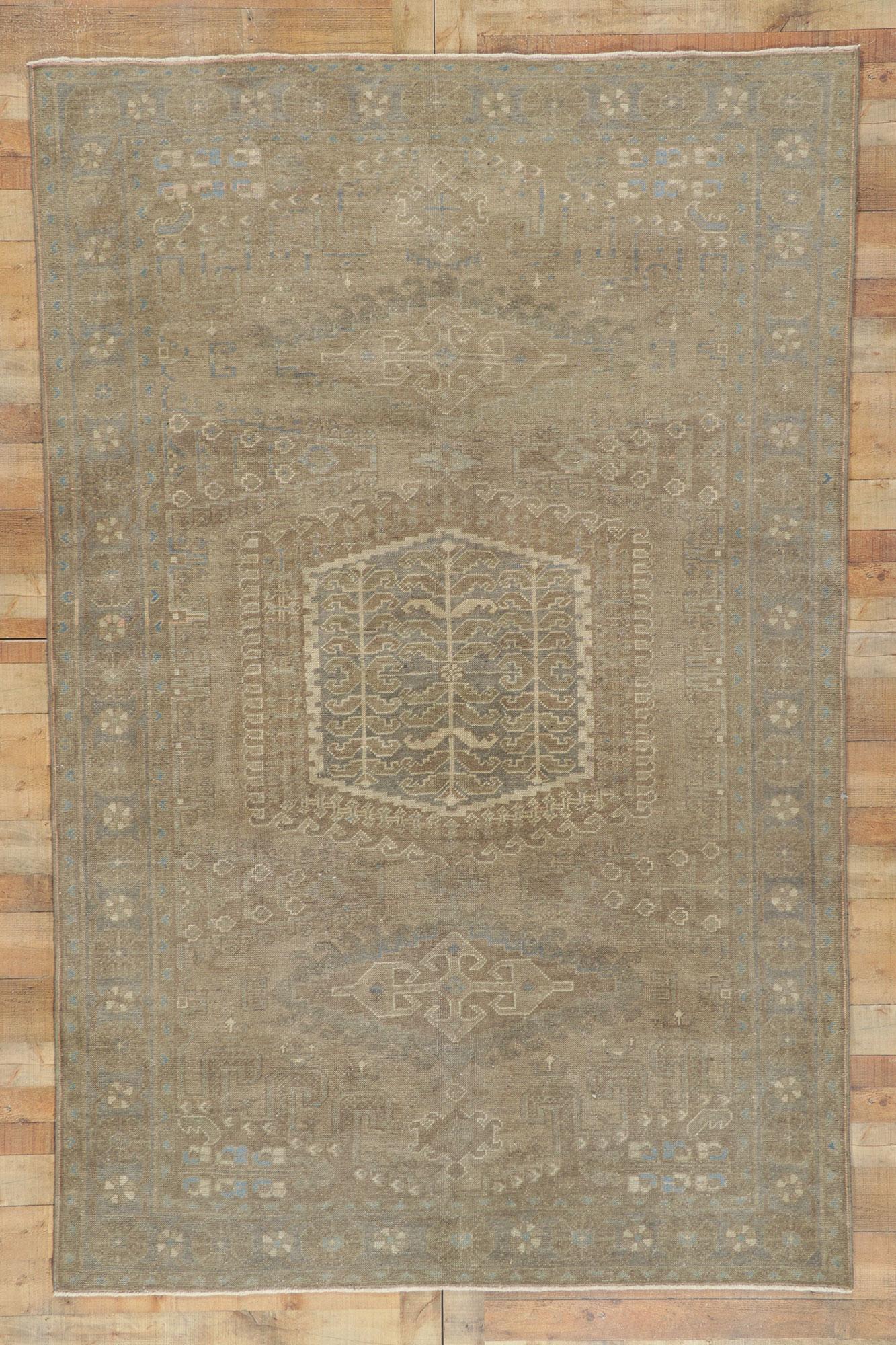 1960er Jahre Gedämpfter persischer Viss-Teppich mit traditionellem Stil im Angebot 1