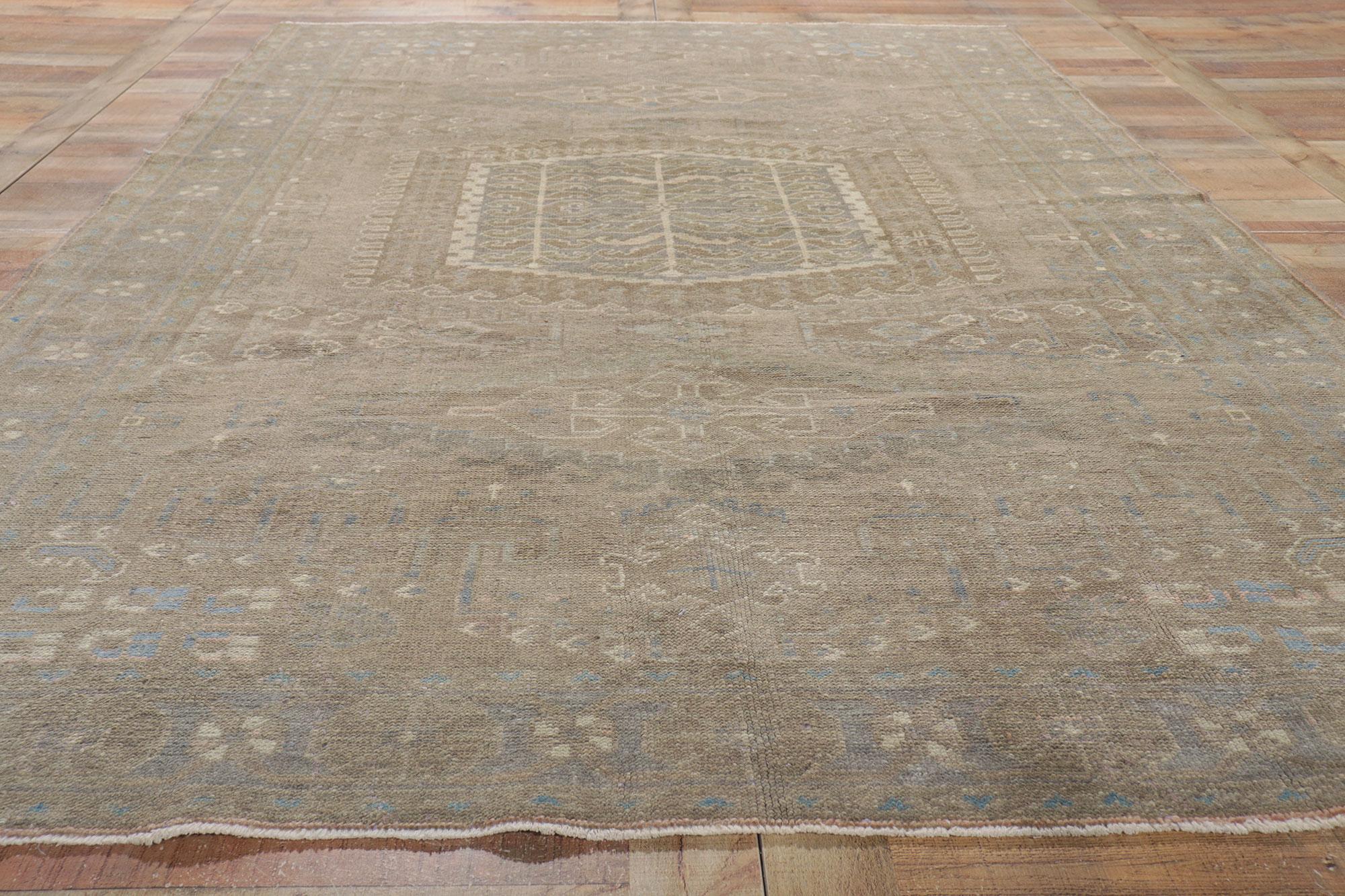 1960er Jahre Gedämpfter persischer Viss-Teppich mit traditionellem Stil (20. Jahrhundert) im Angebot