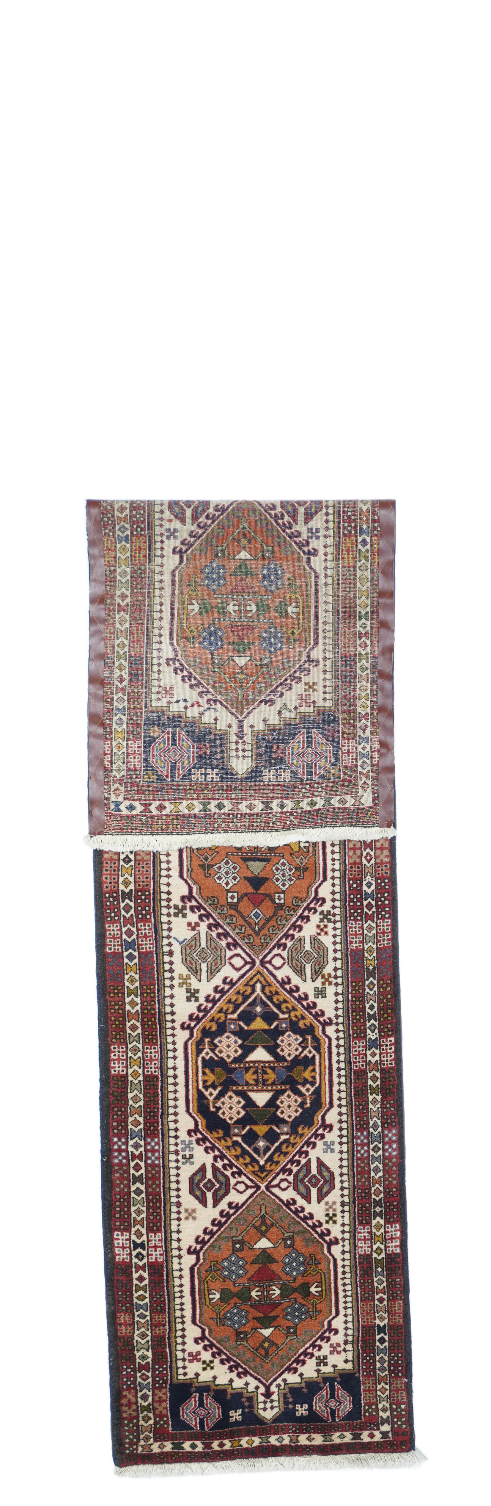 Vintage Persian Yalameh Läufer 2'4'' x 10'0''.
 