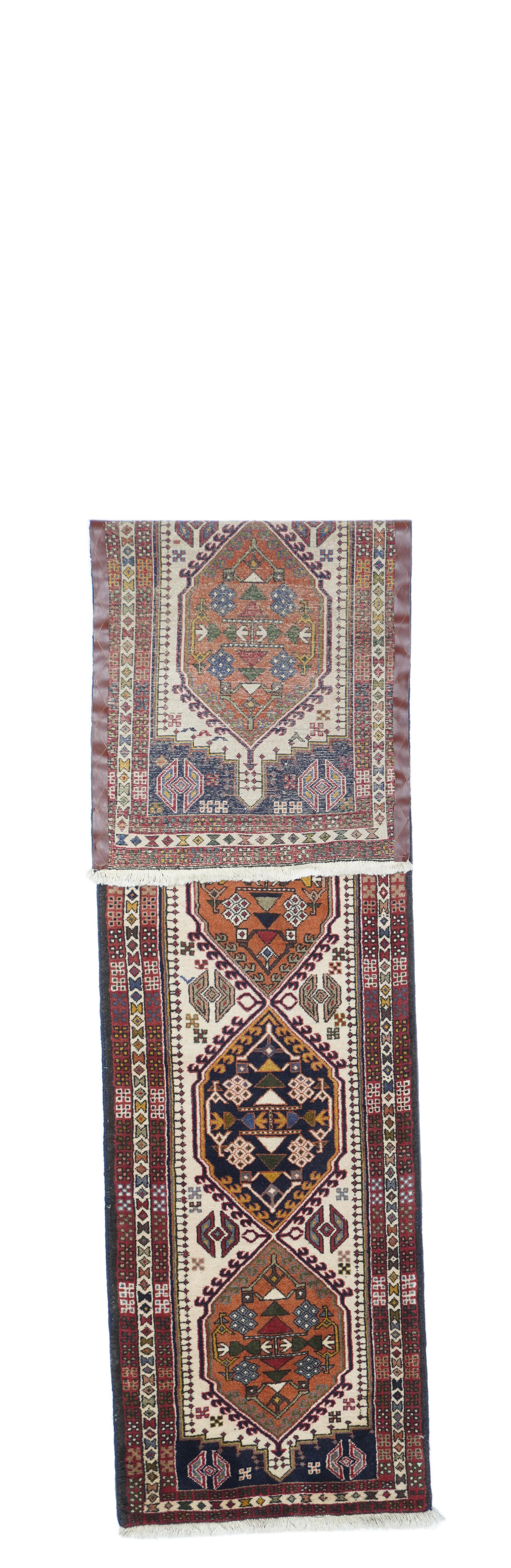 Vintage Persian Yalameh Läufer 2'4'' x 10'0''.
 