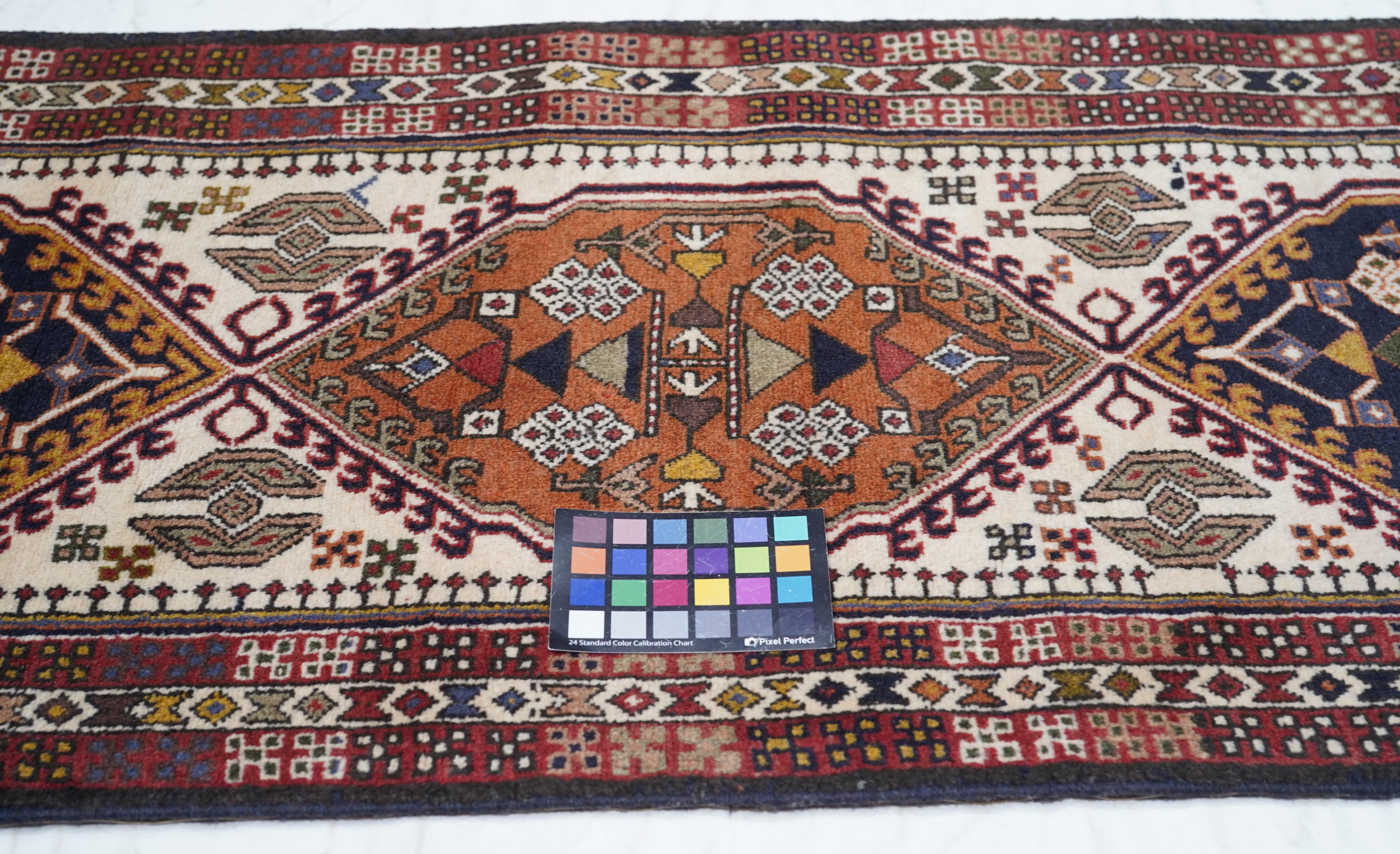 Persischer Yalameh-Läufer im Vintage-Stil, 2'4'' x 10'0'' (Handgeknüpft) im Angebot