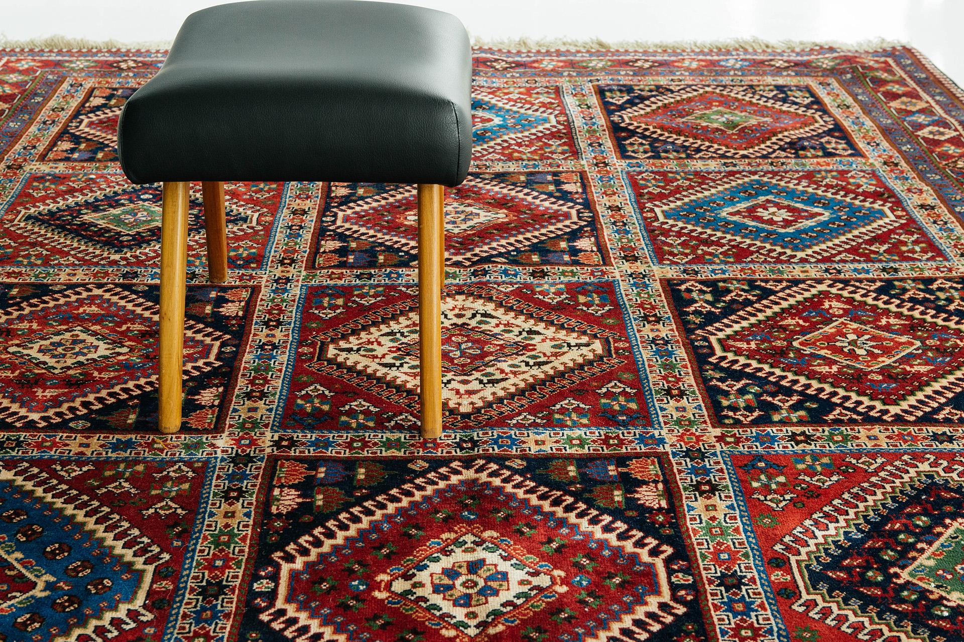 Alter persischer Yalameh Shiraz-Teppich (Handgeknüpft) im Angebot