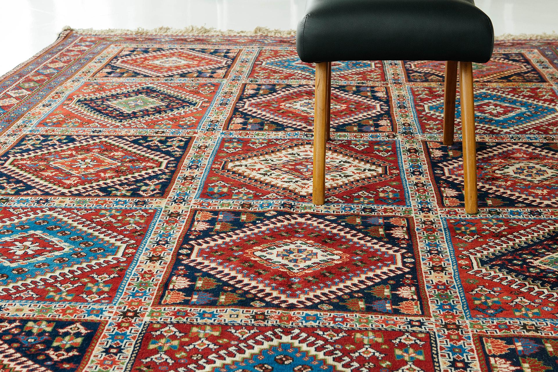 Alter persischer Yalameh Shiraz-Teppich im Angebot 2