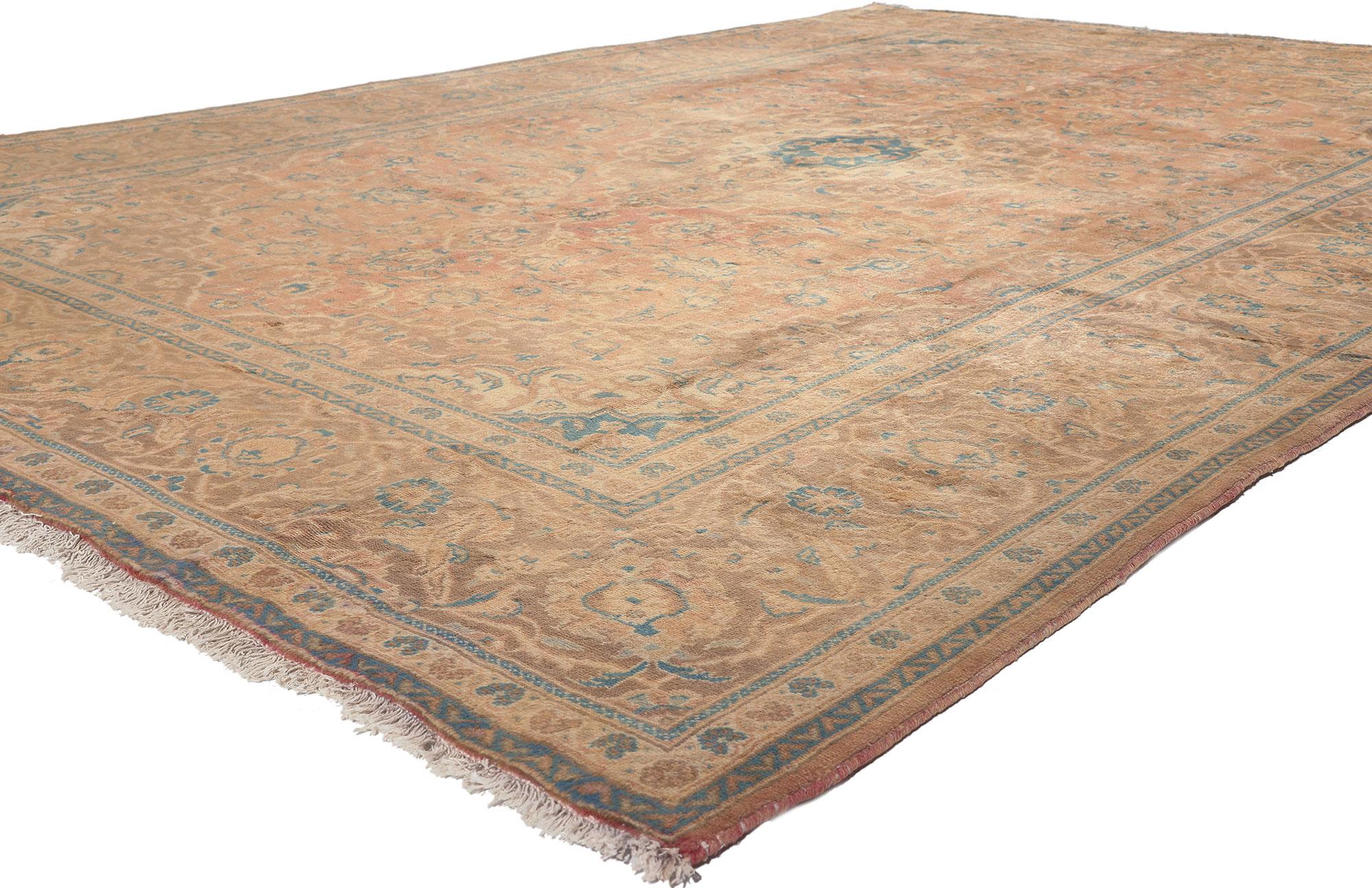 76457 tapis Persan vintage Yazd de style méditerranéen toscan. Ce tapis persan vintage Yazd en laine nouée à la main présente un médaillon central en forme de cuspide entouré d'un motif floral vivant composé de palmettes, de fleurs, de feuilles de