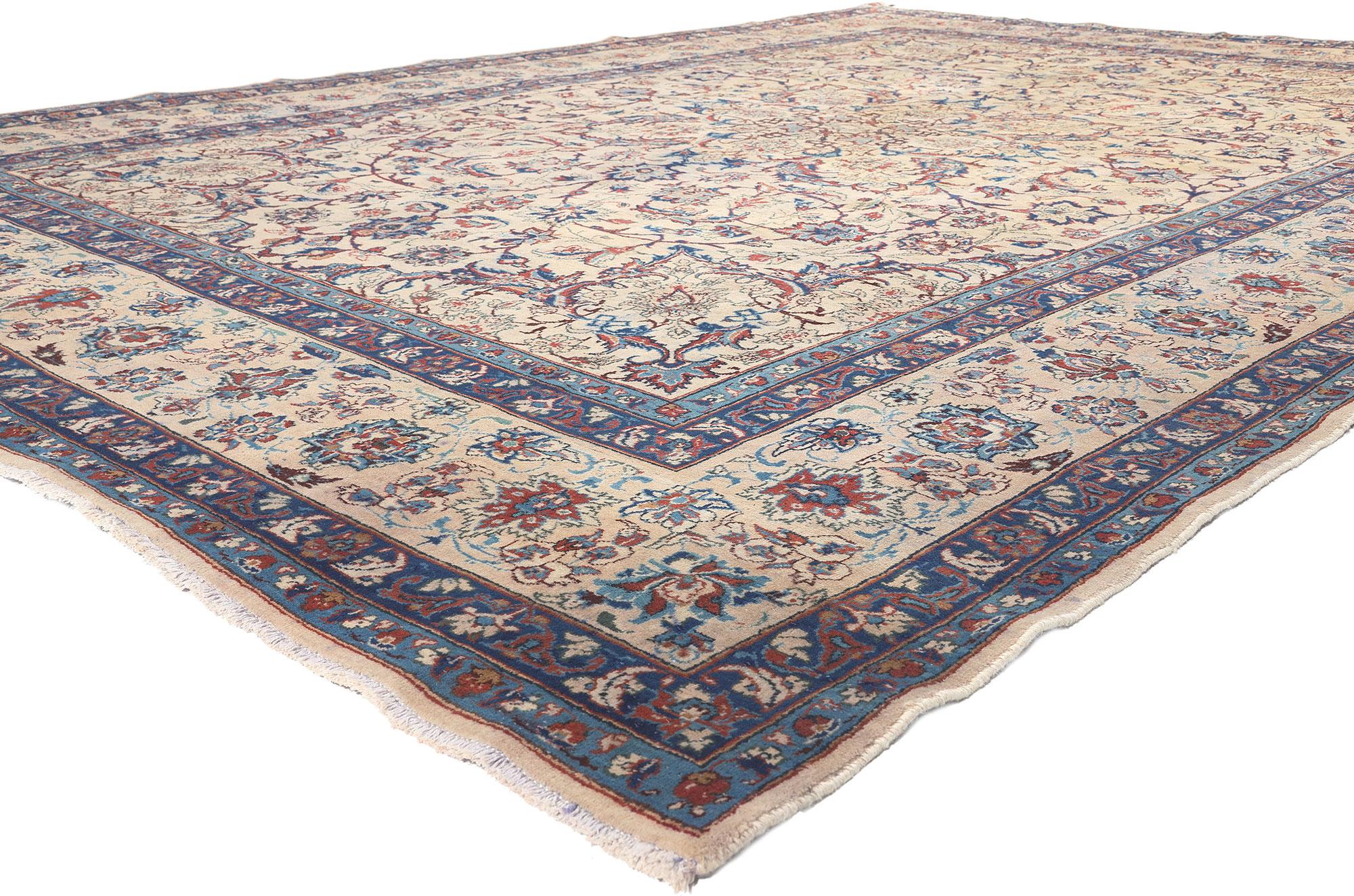 76490 Tapis persan vintage Yazd, 09'09 x 13'10. Ce tapis persan vintage Yazd en laine nouée à la main allie le style Coloni By à une durabilité élégante. Le motif floral richement détaillé et la palette de couleurs raffinées tissés dans cette pièce