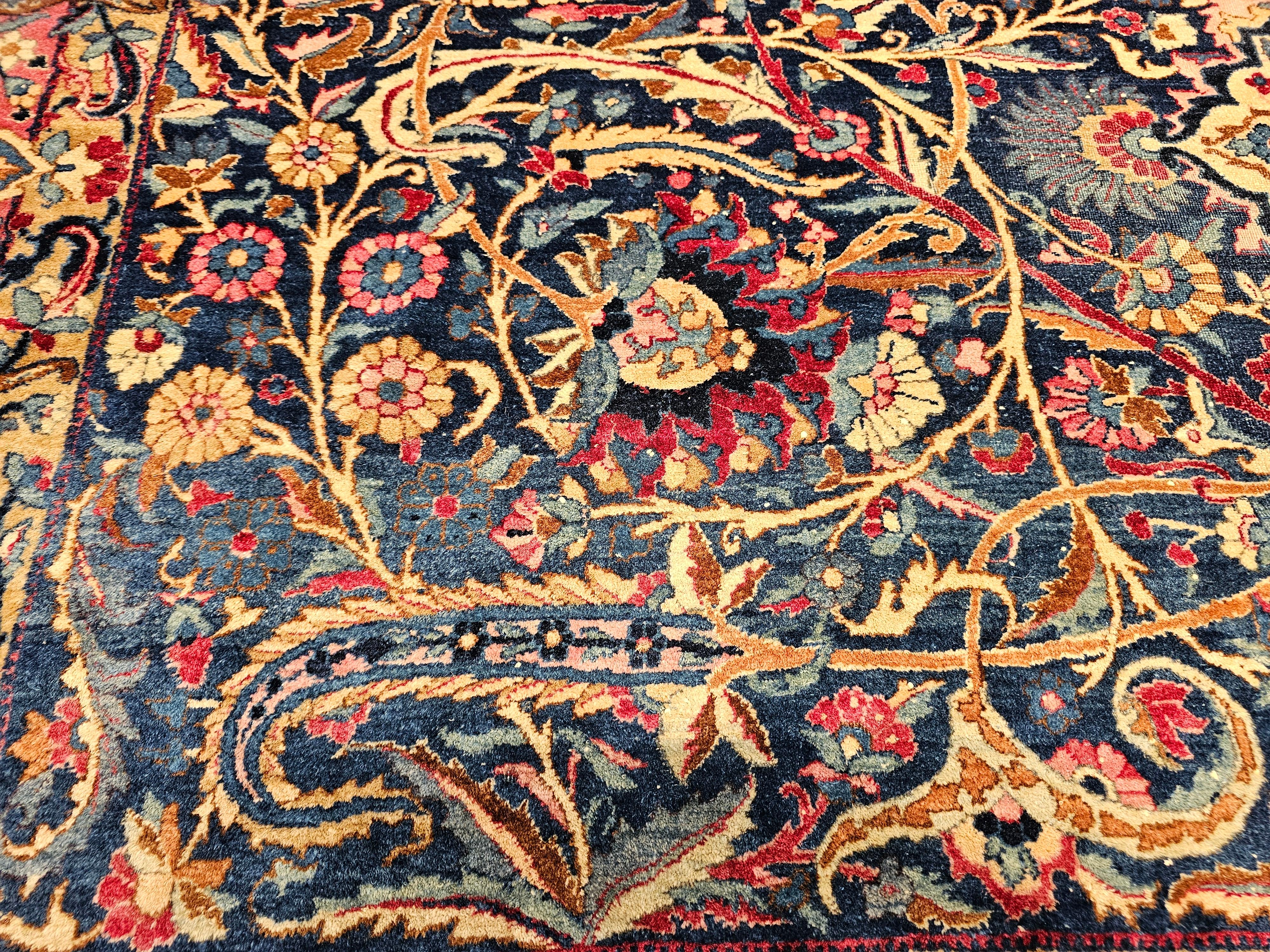 Persischer Yazd Vintage-Teppich in Zimmergröße mit Blumenmuster in Marineblau, Blau, Rot im Angebot 5