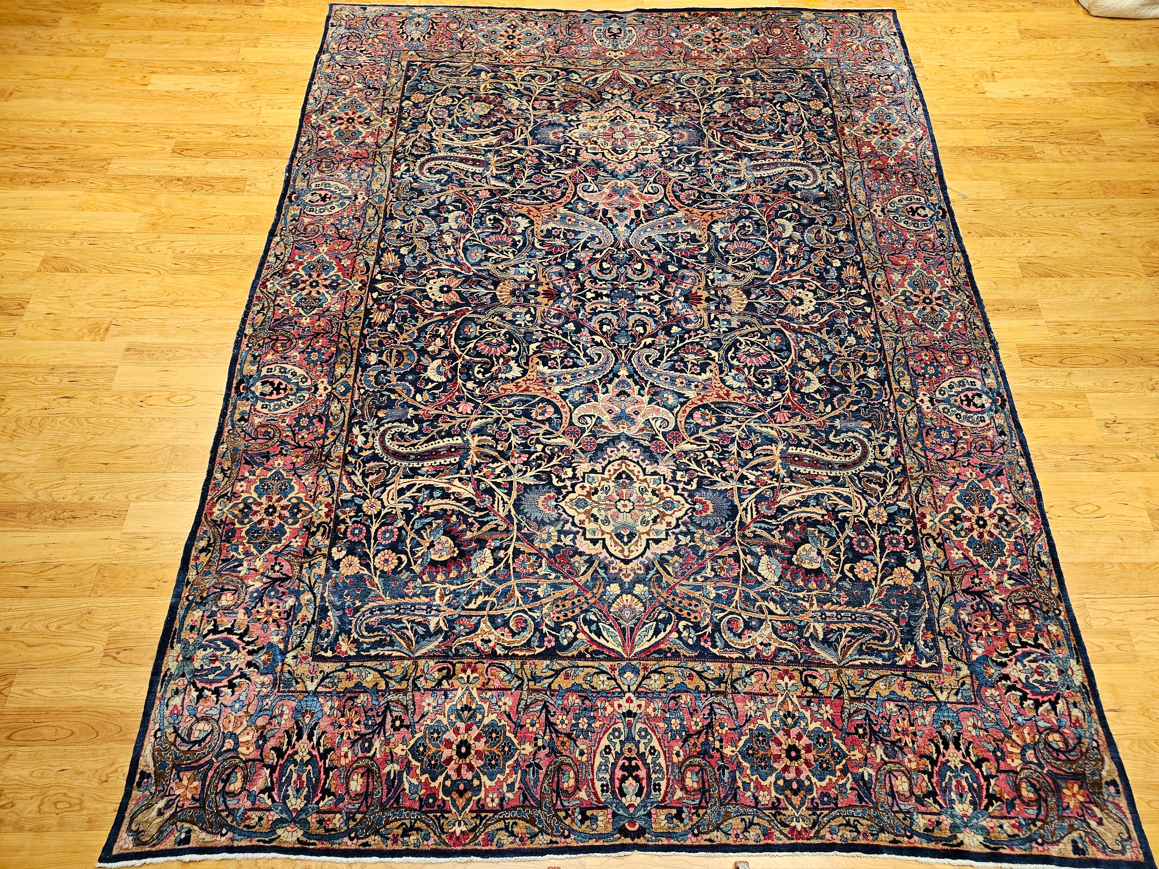  Vintage By  Persischer Yazd-Teppich in Zimmergröße mit floralem Muster in Navy, Blau, Elfenbein, Hellbraun und Rot aus den frühen 1900er Jahren.  Dieses Yazd  Teppich hat ein wunderschönes und sehr einzigartiges großformatiges Blumenmuster in einem