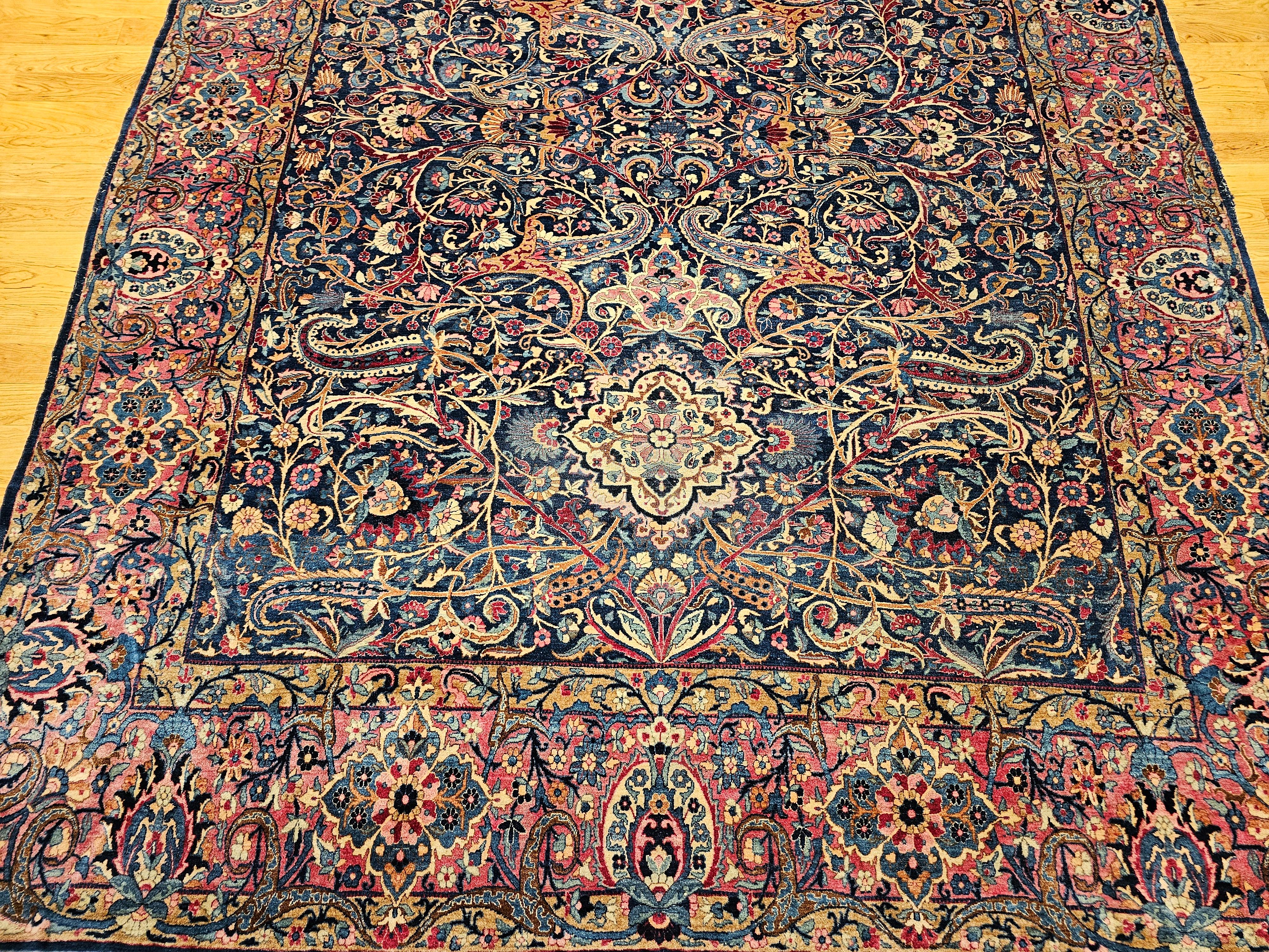 Persischer Yazd Vintage-Teppich in Zimmergröße mit Blumenmuster in Marineblau, Blau, Rot (Handgewebt) im Angebot
