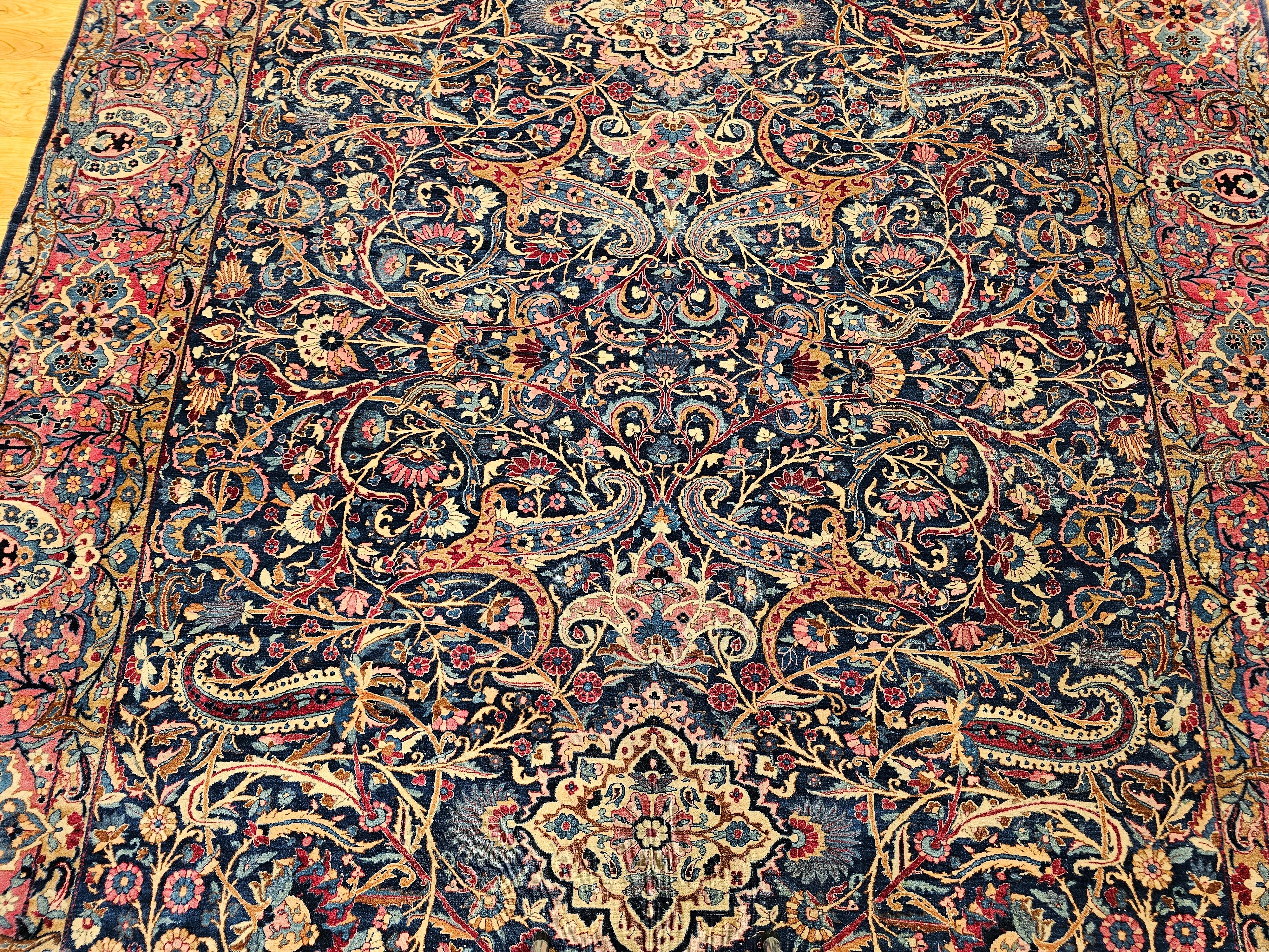 Persischer Yazd Vintage-Teppich in Zimmergröße mit Blumenmuster in Marineblau, Blau, Rot im Zustand „Gut“ im Angebot in Barrington, IL