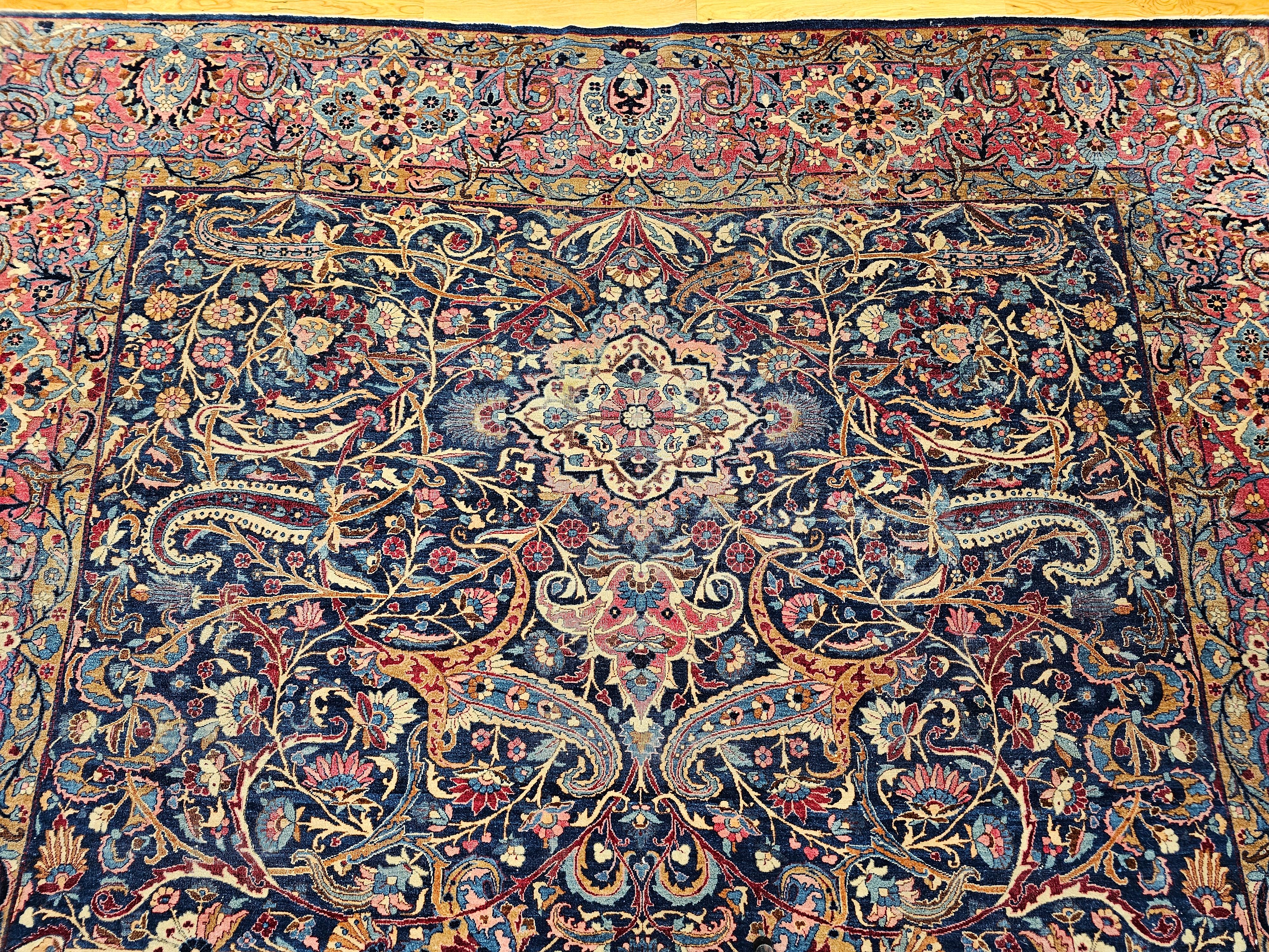 Persischer Yazd Vintage-Teppich in Zimmergröße mit Blumenmuster in Marineblau, Blau, Rot (20. Jahrhundert) im Angebot