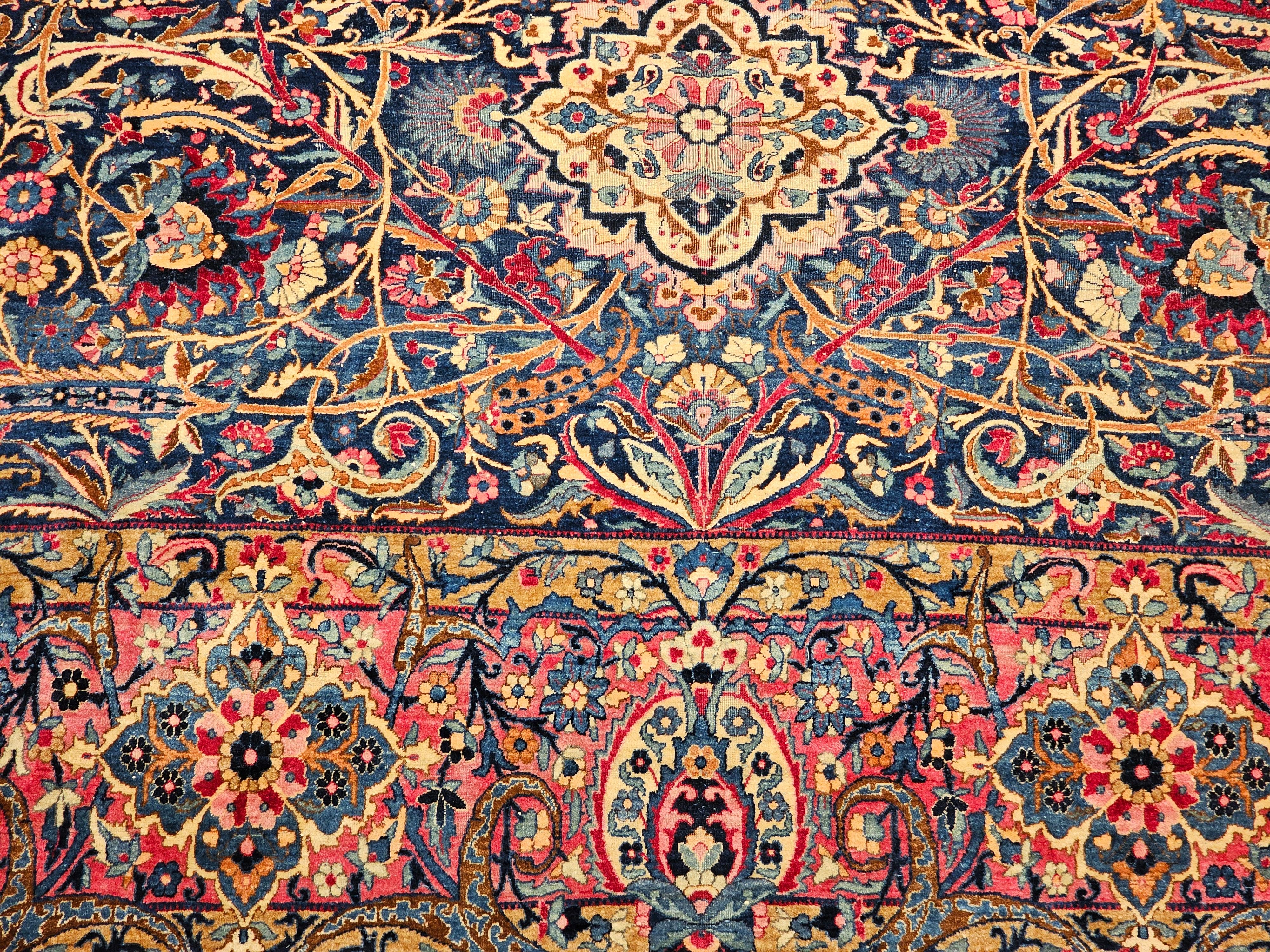 Persischer Yazd Vintage-Teppich in Zimmergröße mit Blumenmuster in Marineblau, Blau, Rot (Wolle) im Angebot