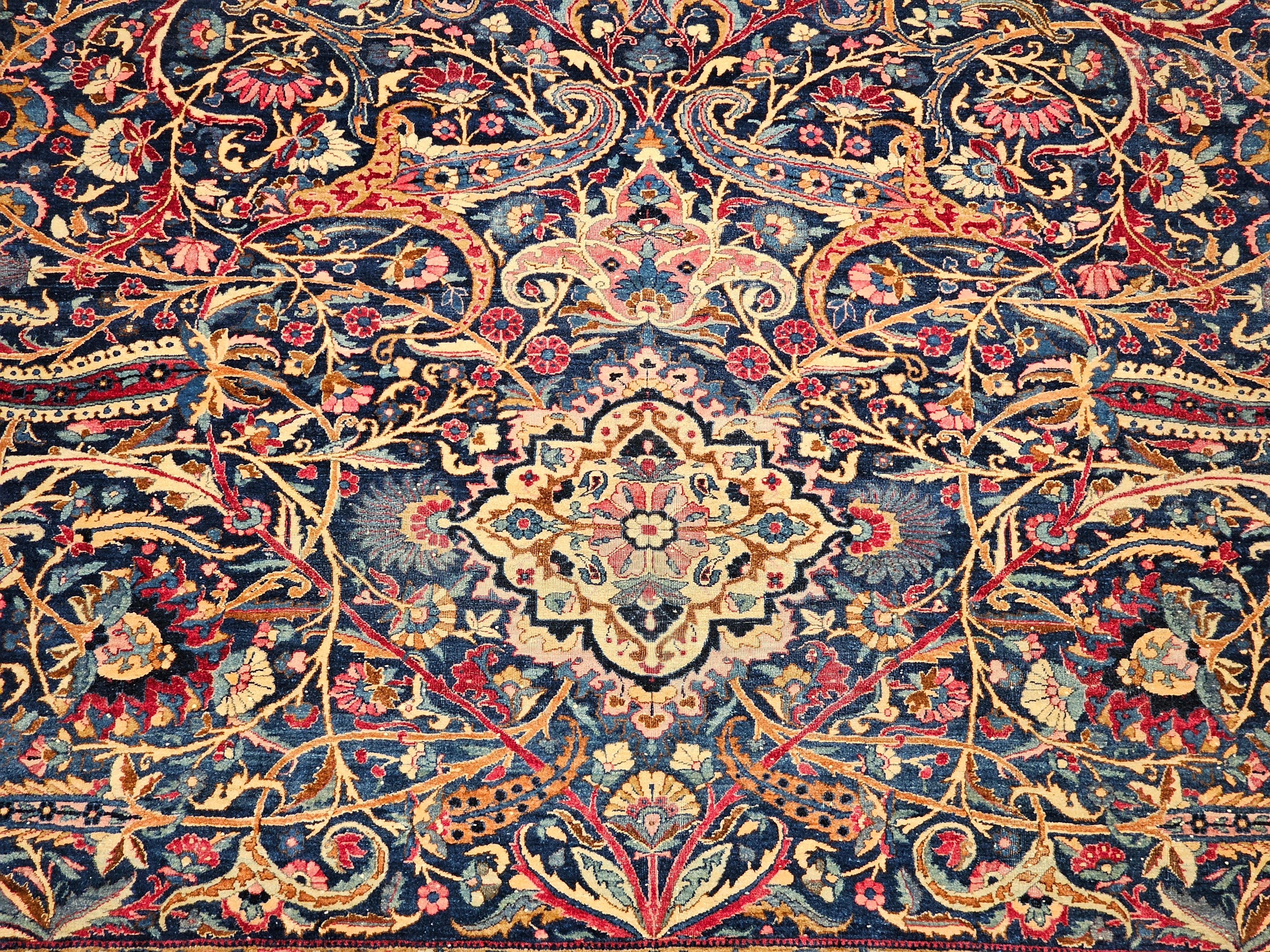 Persischer Yazd Vintage-Teppich in Zimmergröße mit Blumenmuster in Marineblau, Blau, Rot im Angebot 1