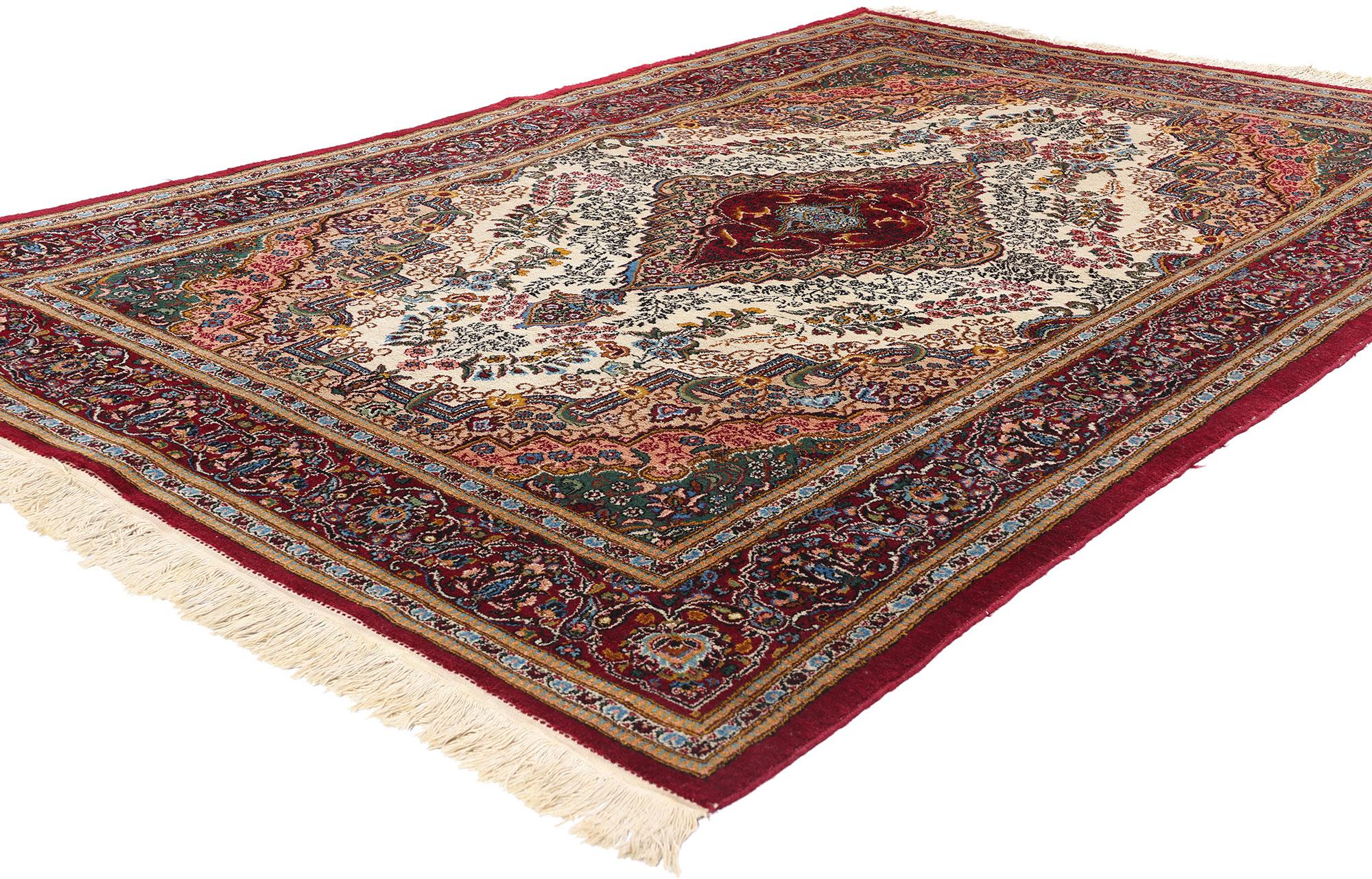 78936 Vintage Persian Yazd Rug, 05'07 x 08'07. Dieser bezaubernde handgeknüpfte Wollteppich aus dem persischen Yazd birgt eine reiche Geschichte von Kultur, Kunstfertigkeit und zeitloser Eleganz. Sein Design zeichnet sich durch ein atemberaubendes