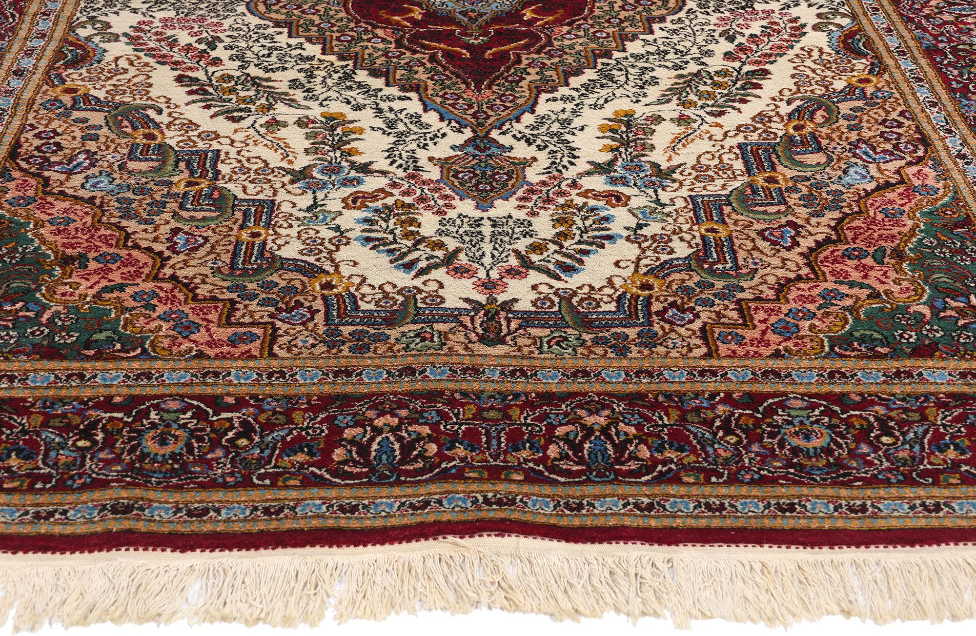 Persischer Yazd-Teppich im Vintage-Stil, 05'07 x 08'07 (Handgeknüpft) im Angebot