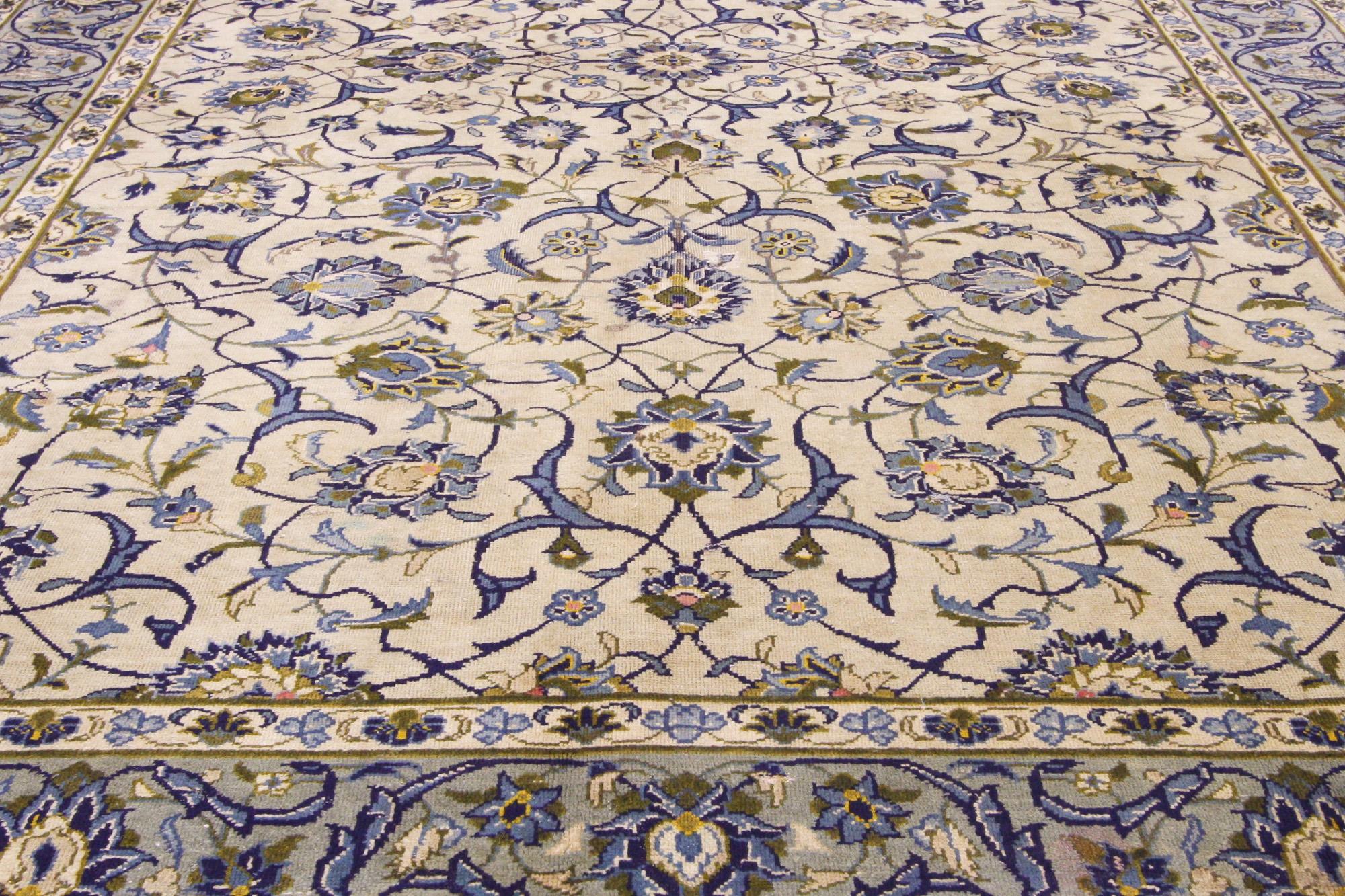 Perse Tapis persan Yazd ivoire, Sophistication intemporelle et style néoclassique en vente