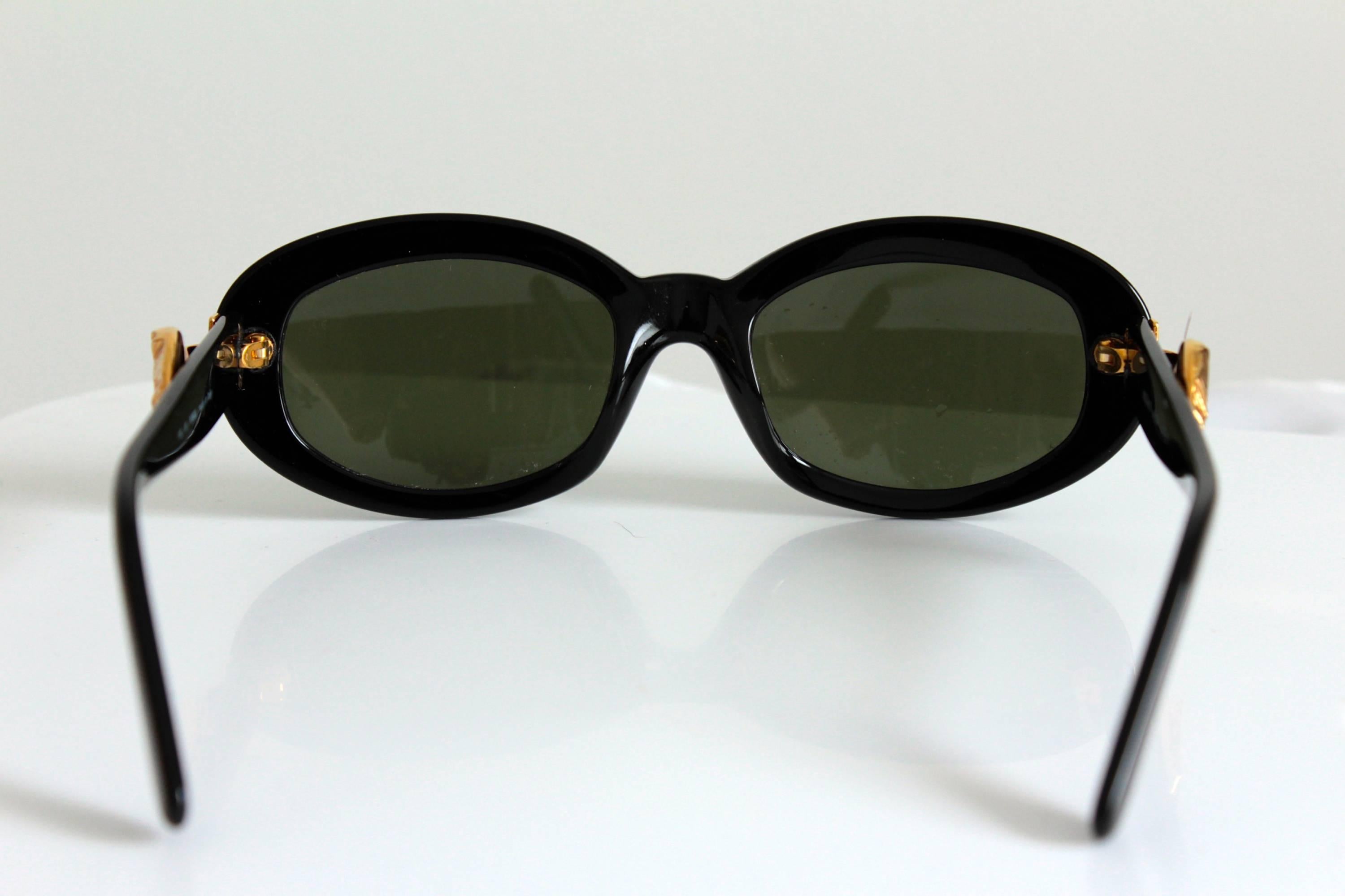 Lunettes de soleil vintage Persol MC264 by Moschino Gold Heart Detail Made in Italy HTF Bon état - En vente à Port Saint Lucie, FL
