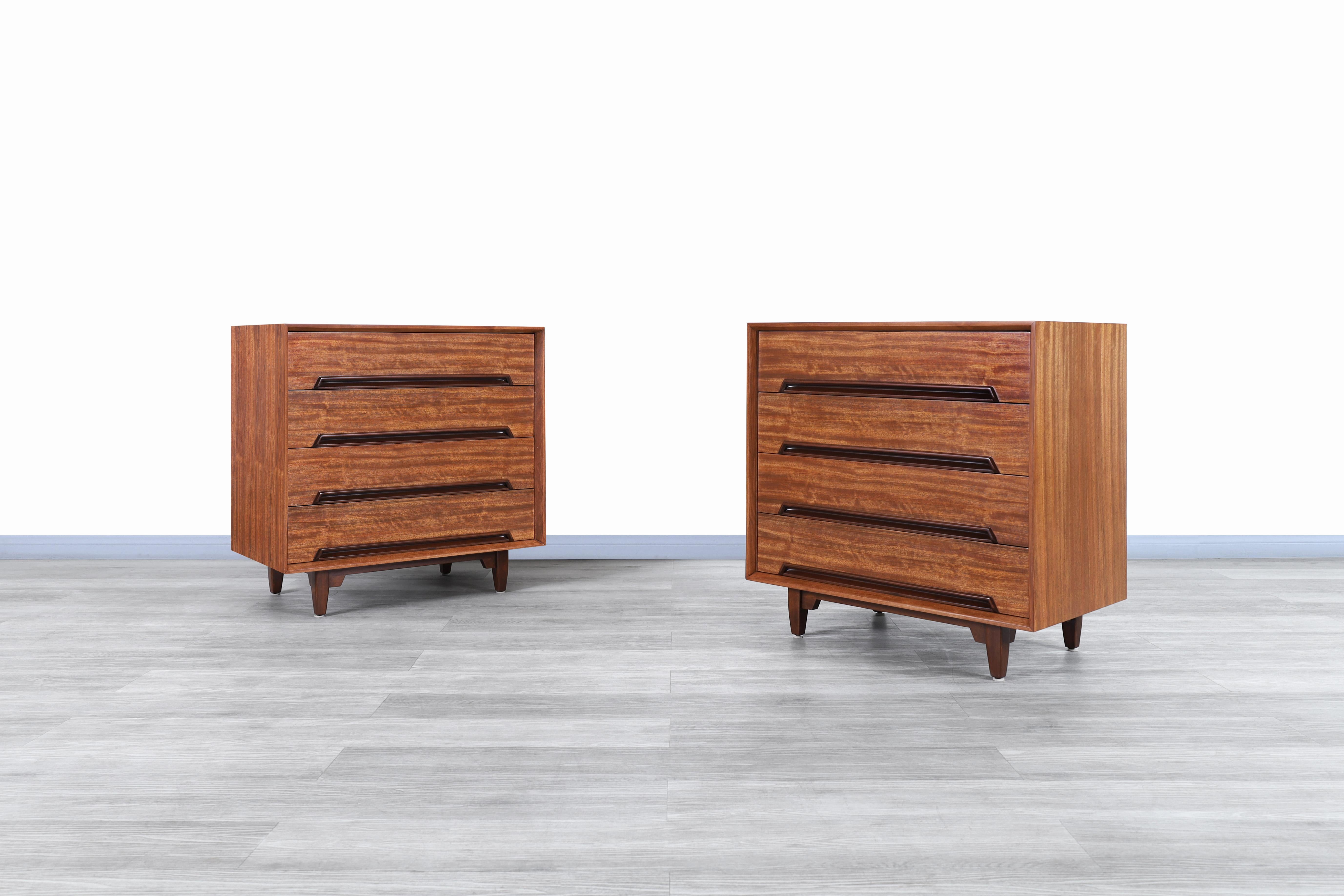 Stunning vintage chest of drawers designed by Milo Baughman for Drexel´s “perspective” collection in the United States, circa 1950s. These chests of drawers have been constructed from an exotic and beautiful mindoro wood imported from the