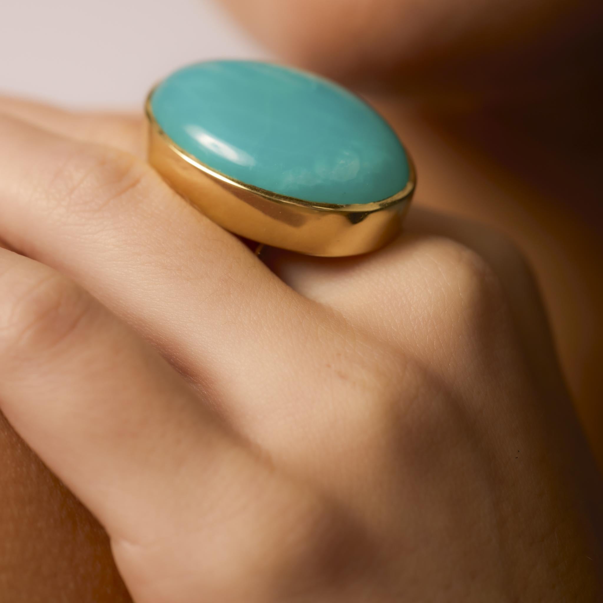 Cabochon Vintage Peruvian cabochon cut opal 18k yellow gold cocktail ring For Sale