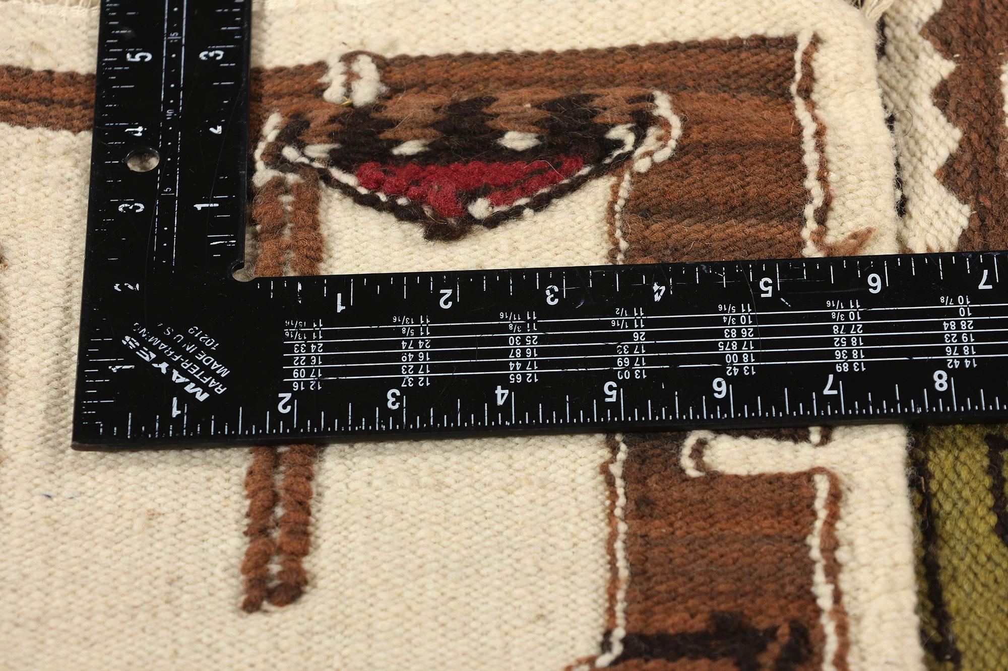78757 Vintage Peruvian Deity Pictorial Kilim Rug, 02'00 x 03'10. Les tapis kilim picturaux péruviens d'Amérique du Sud sont un type spécifique d'art textile originaire du Pérou qui représente des divinités et des figures spirituelles de la