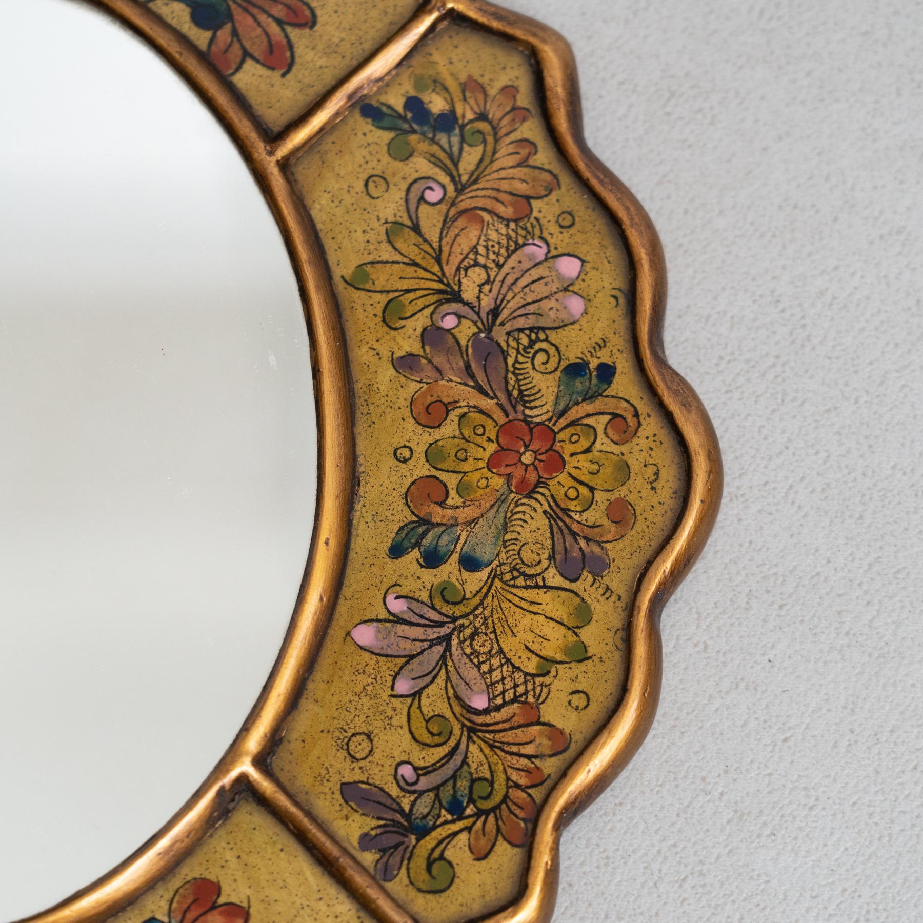 Miroir mural péruvien du milieu du siècle dernier, peint à la main en vente 5