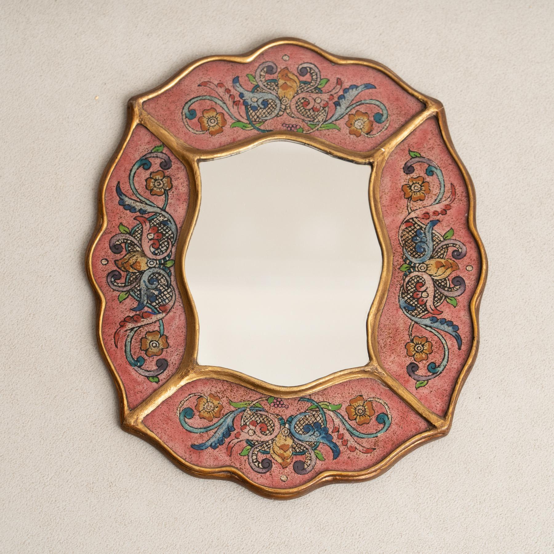 Miroir mural en bois vintage péruvien du milieu du siècle, peint à la main.

Élevez votre décor avec l'élégance intemporelle de ce miroir mural exquis du milieu du siècle, provenant du Pérou des années 1960. Réalisé avec des détails minutieux peints