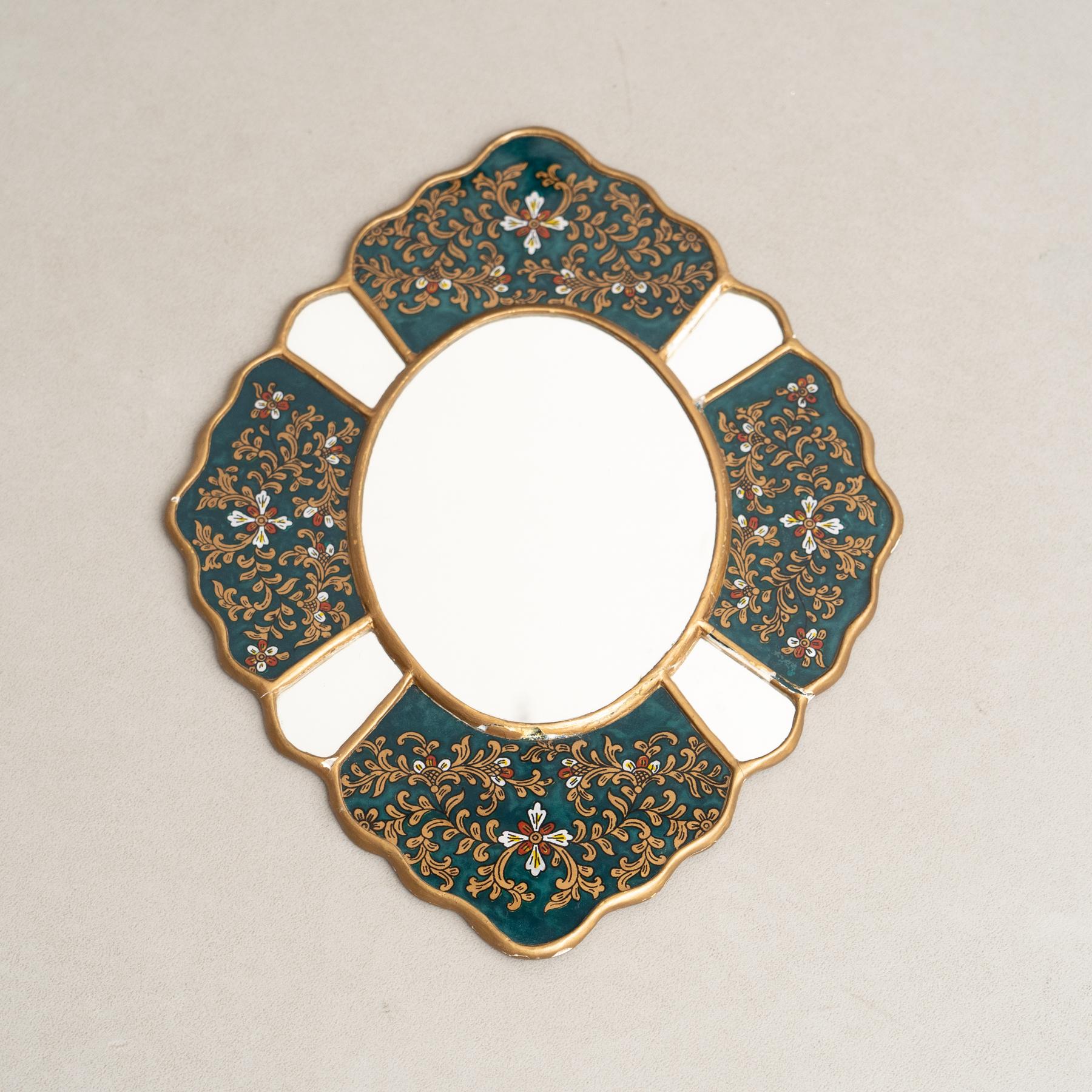 Miroir mural en bois vintage péruvien du milieu du siècle, peint à la main.

Élevez votre décor avec l'élégance intemporelle de ce miroir mural exquis du milieu du siècle, provenant du Pérou des années 1960. Réalisé avec des détails minutieux peints