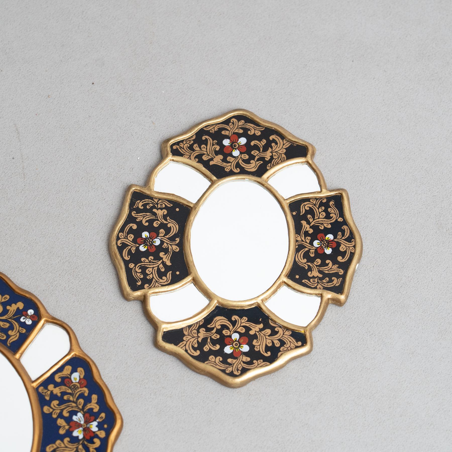 Miroir mural en bois vintage péruvien du milieu du siècle, peint à la main.

Élevez votre décor avec l'élégance intemporelle de ce miroir mural exquis du milieu du siècle, provenant du Pérou des années 1960. Réalisé avec des détails minutieux peints