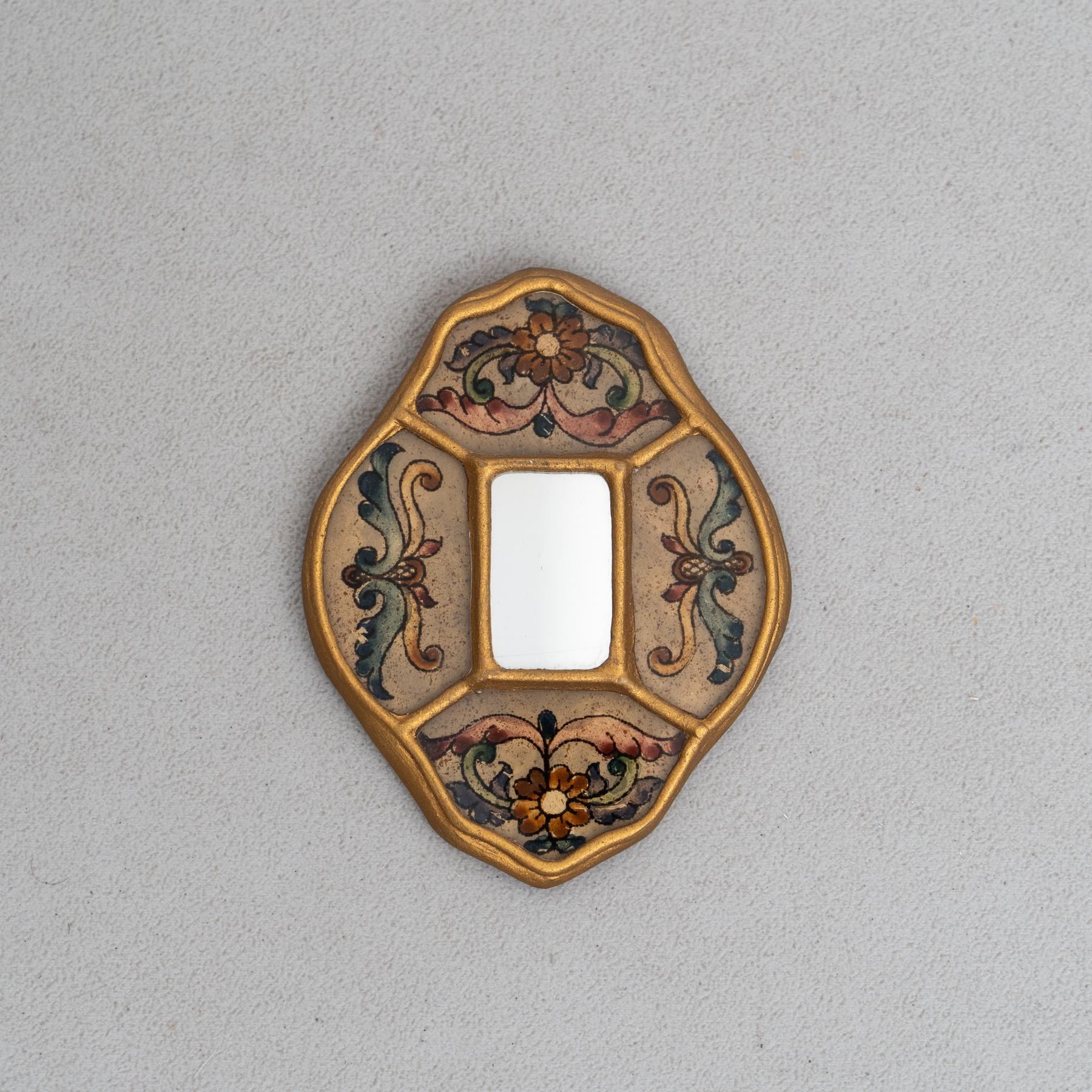 Espejo de Pared de Madera Vintage Peruano de Mediados de Siglo Pintado a Mano.

Eleva tu decoración con la elegancia atemporal de este exquisito espejo de pared de mediados de siglo, procedente del Perú de los años sesenta. Elaborado con meticulosos
