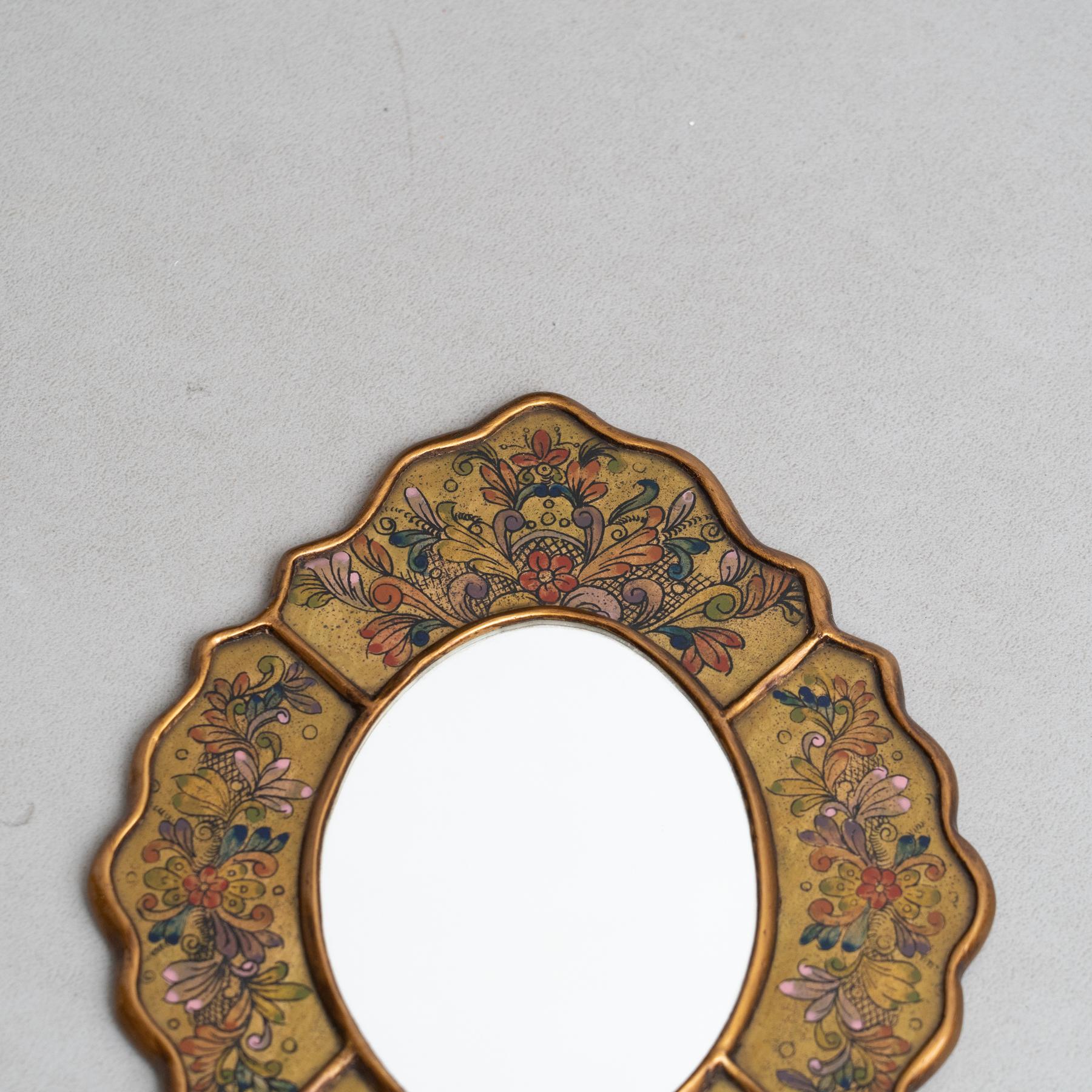 Miroir mural péruvien du milieu du siècle dernier, peint à la main en vente 2