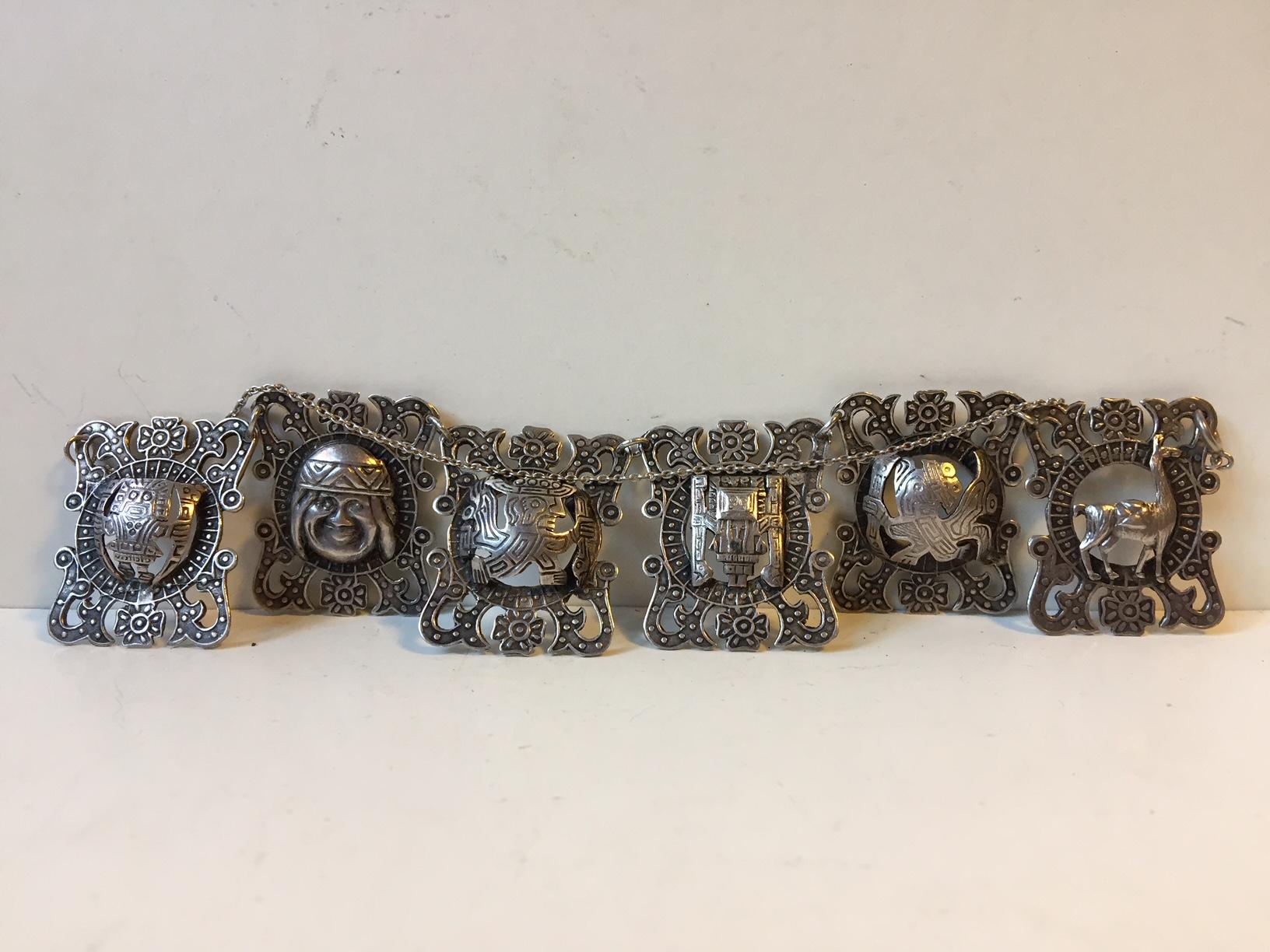 Cet ensemble, composé d'un bracelet en panneaux péruviens et d'un collier assorti, est le fruit d'un travail artisanal fin et détaillé. Les deux pièces sont entièrement poinçonnées et datent des années 1970. Les panneaux mesurent 38 mm de hauteur
