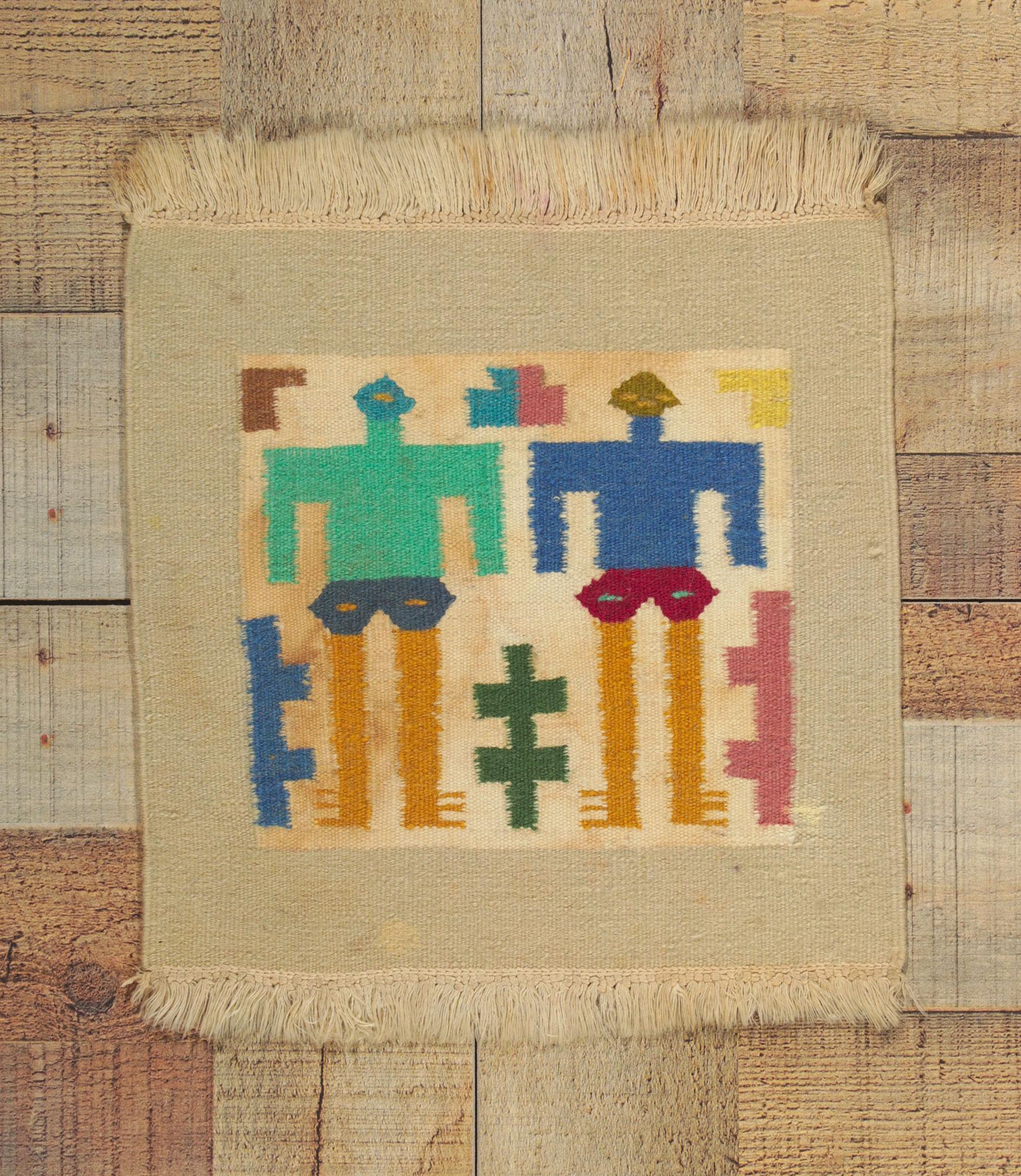 78295 Tapisserie textile péruvienne vintage, 01'00 x 01'00. Ce kilim péruvien vintage tissé à la main est le fruit d'un travail artisanal et reflète parfaitement l'essence de l'art sud-américain. Préparez-vous à être captivé par sa beauté tissée,